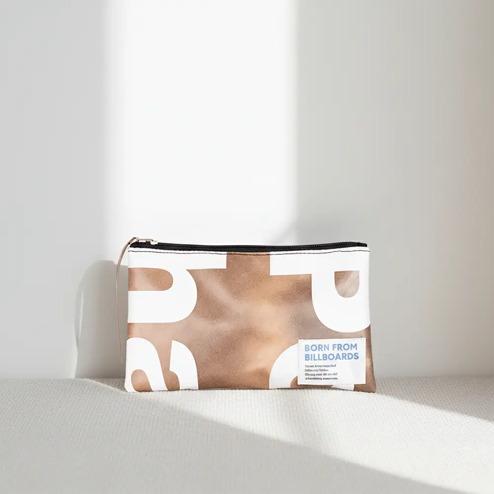 Mano pasando un neceser de lona reciclada de color marrón y blanco a otra mano