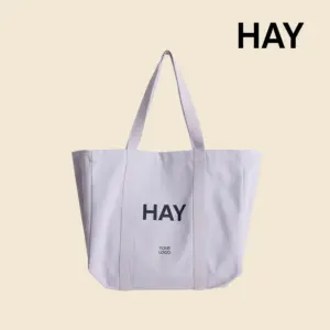 Bolsa de diseño de la marca HAY con impresión a todo color y a una tinta. De color lila.