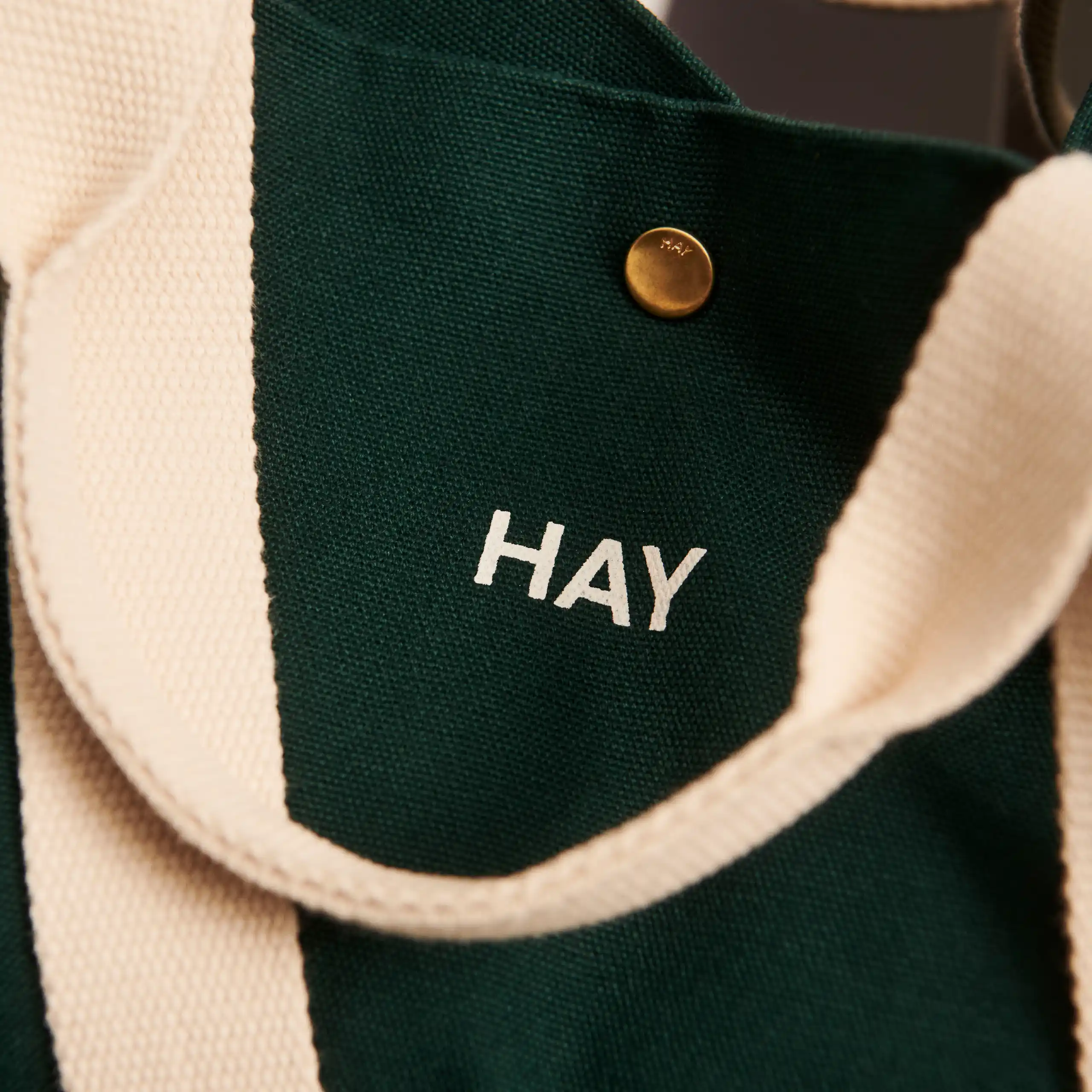 Bolsa tote de algodón orgánico de la marca HAY. Personalizable a todo color y a un color. Con botón dorado.