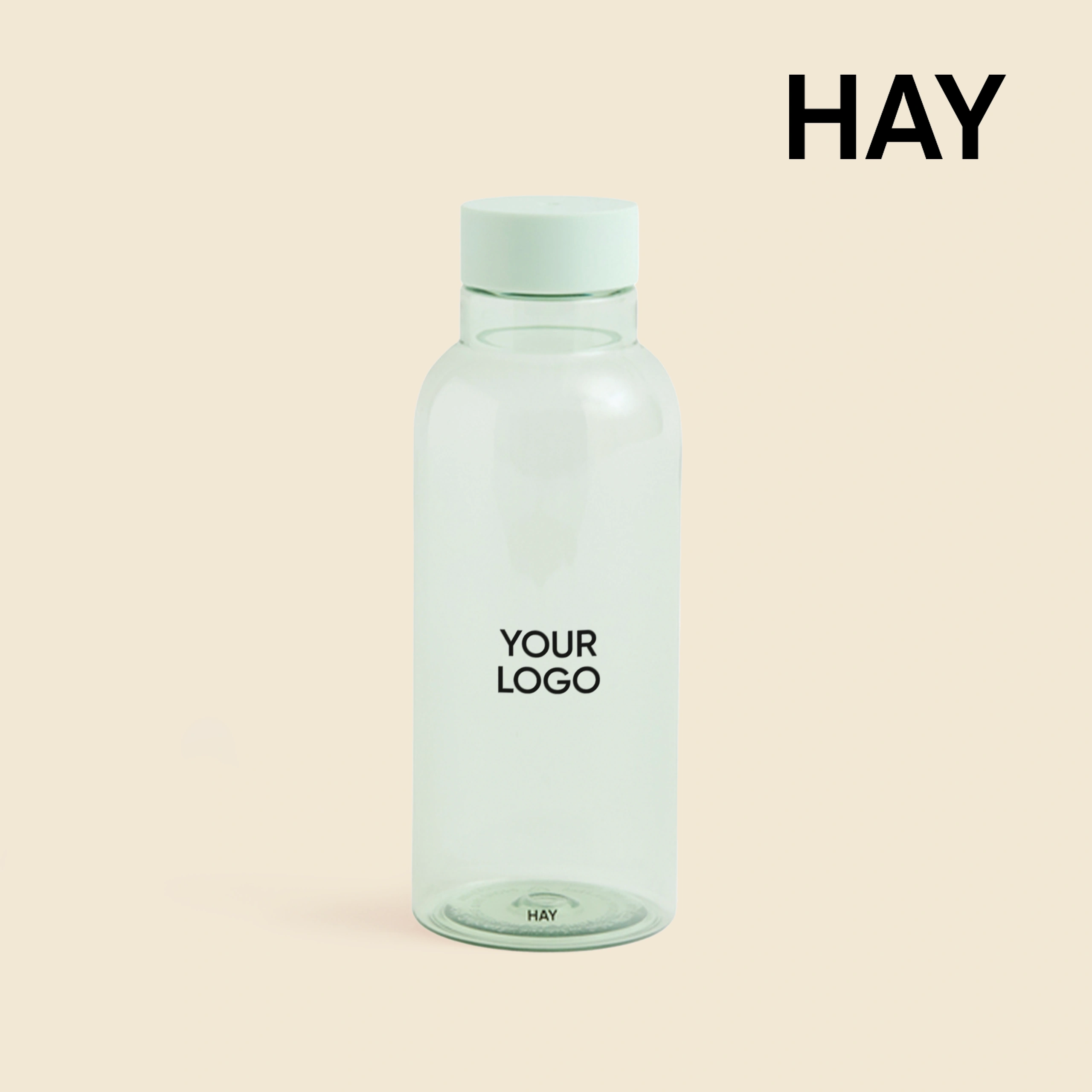 Botella minimalista de la marca HAY. De color azul transparente. Diseñada por el reconocido Naoto Fukasawa . Fabricada en PET reciclado.