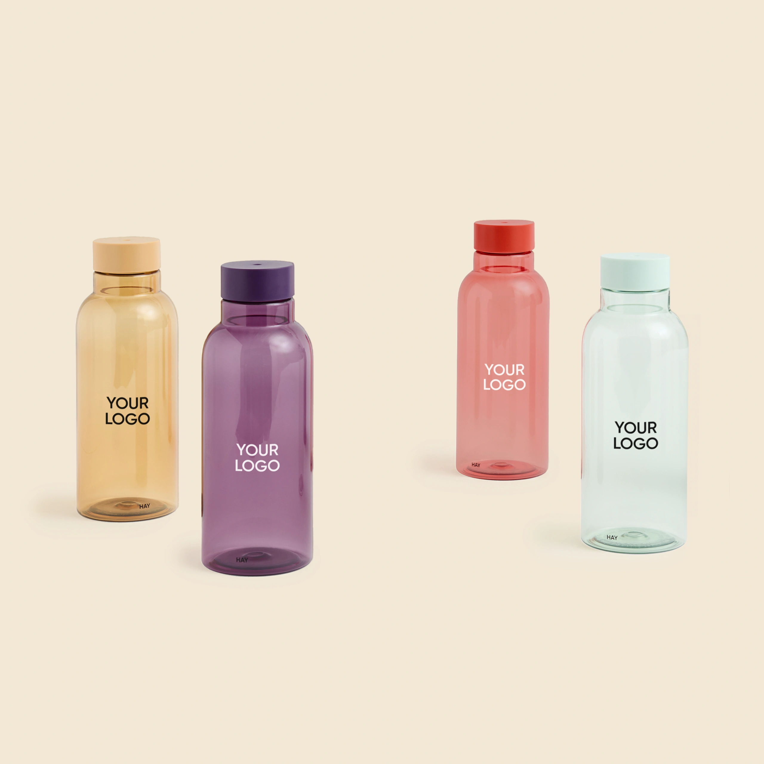 Botella minimalista de la marca HAY. De color rojo, púrpura, azul y amarillo transparente. Diseñada por el reconocido Naoto Fukasawa . Fabricada en PET reciclado.