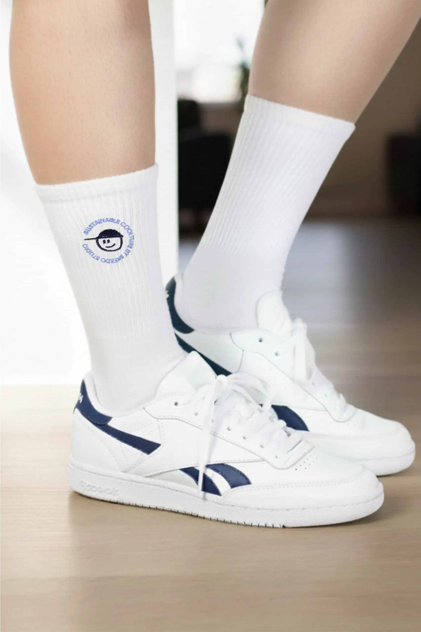 Calcetines bordados de algodón . Personalizables a todo color blanco. Puesto en un pie real.