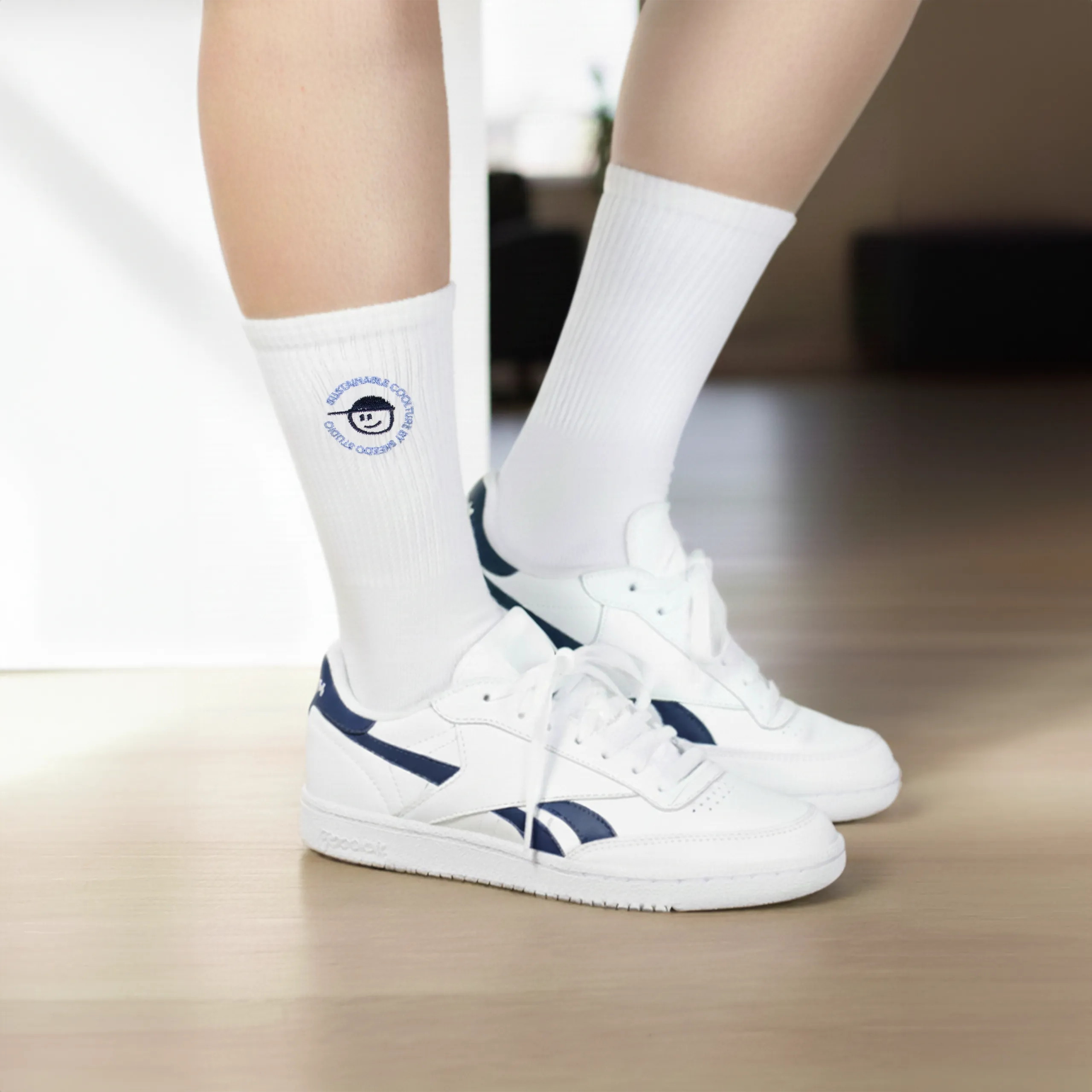 Calcetines bordados de algodón . Personalizables a todo color blanco. Puesto en un pie real.