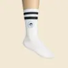 Calcetines bordados de algodón . Personalizables a todo color blancos con rayas negras. Puesto en un pie real.