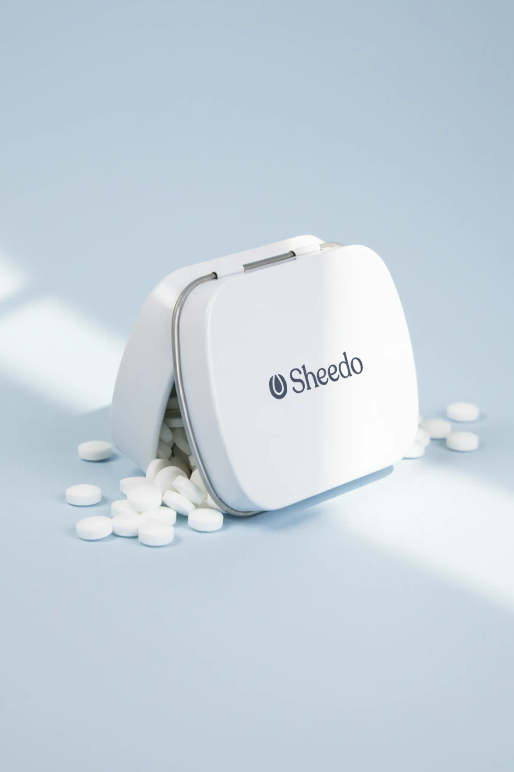 Caja abierta de caramelos blanca personalizada con el logotipo de Sheedo