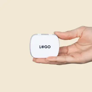 Mano mostrando una caja de caramelos blanca personalizada con la palabra LOGO en negro