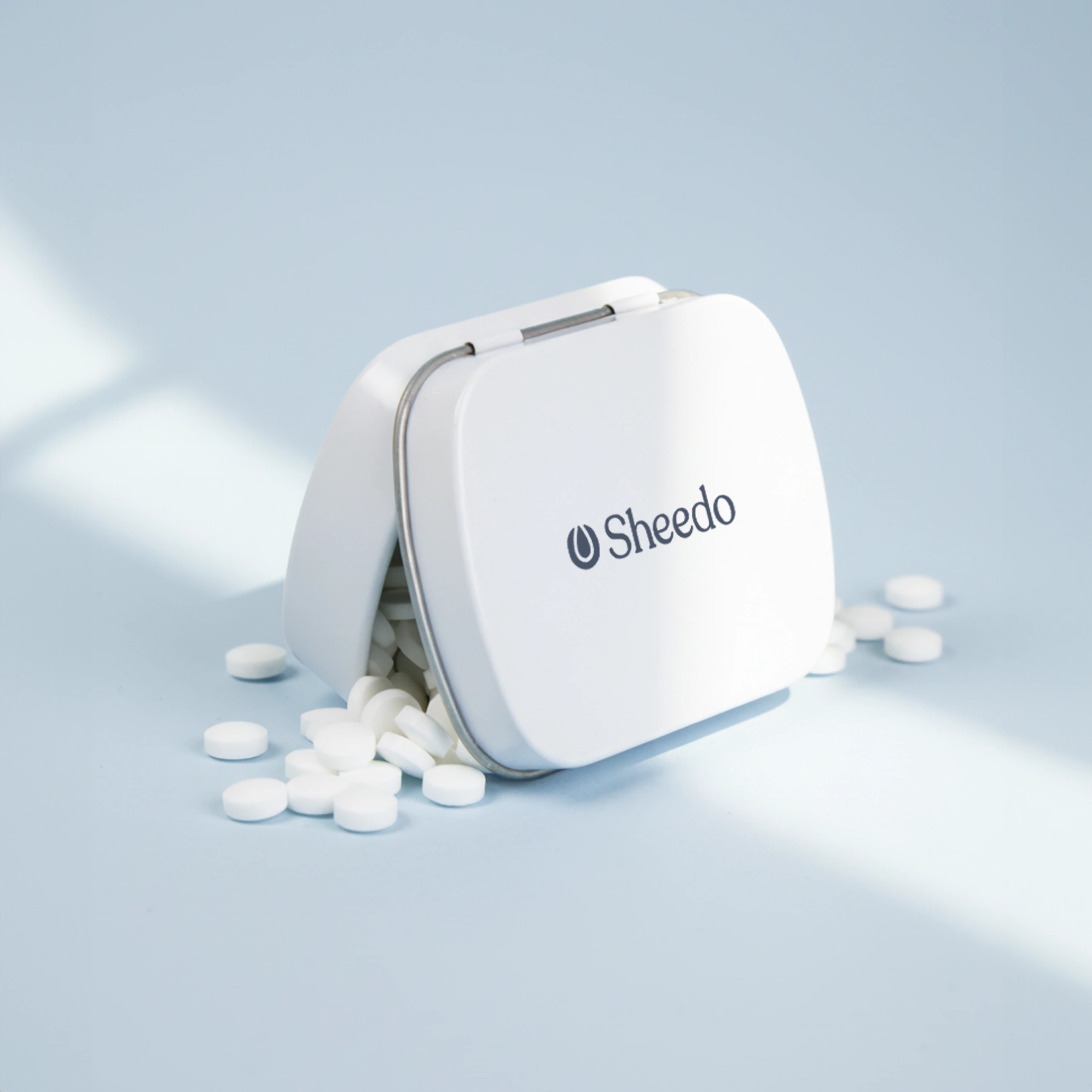 Caja abierta de caramelos blanca personalizada con el logotipo de Sheedo