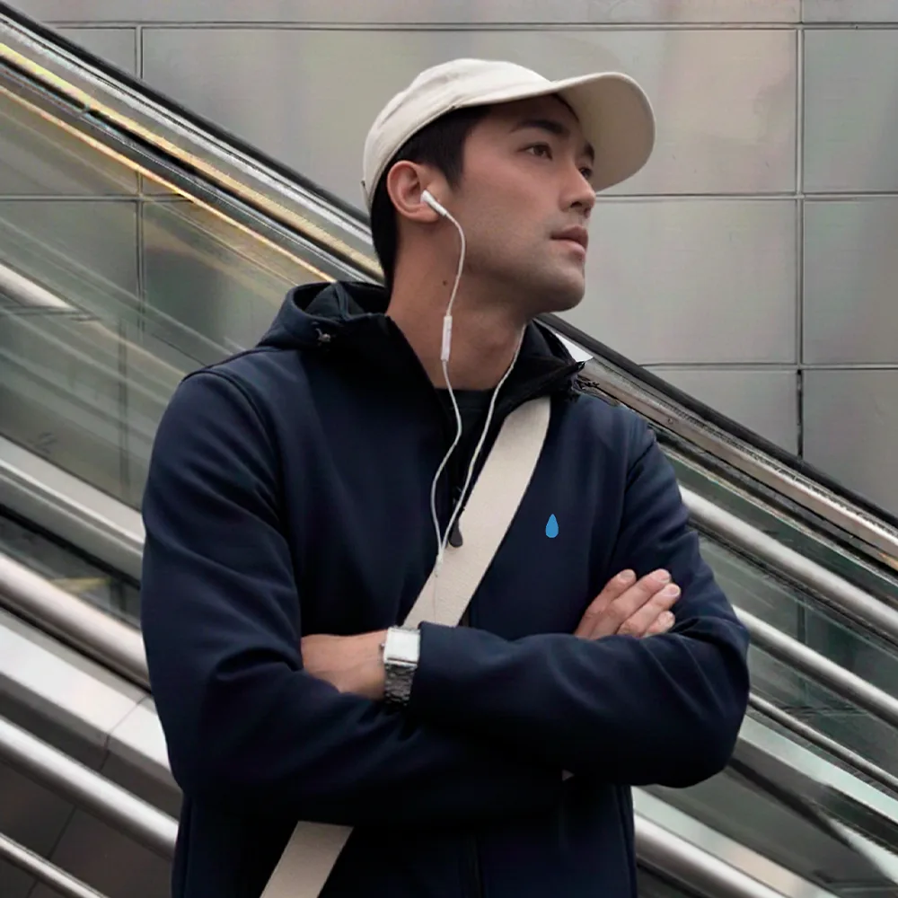 Chaquetas personalizadas Tres sudaderas personalizadas de diferentes colores colgadas en perchas en un burro de ropa blanco