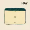 Funda de portátil de la marca HAY. Con botón dorado y cremallera. Combinado de colores amarillo y verde.
