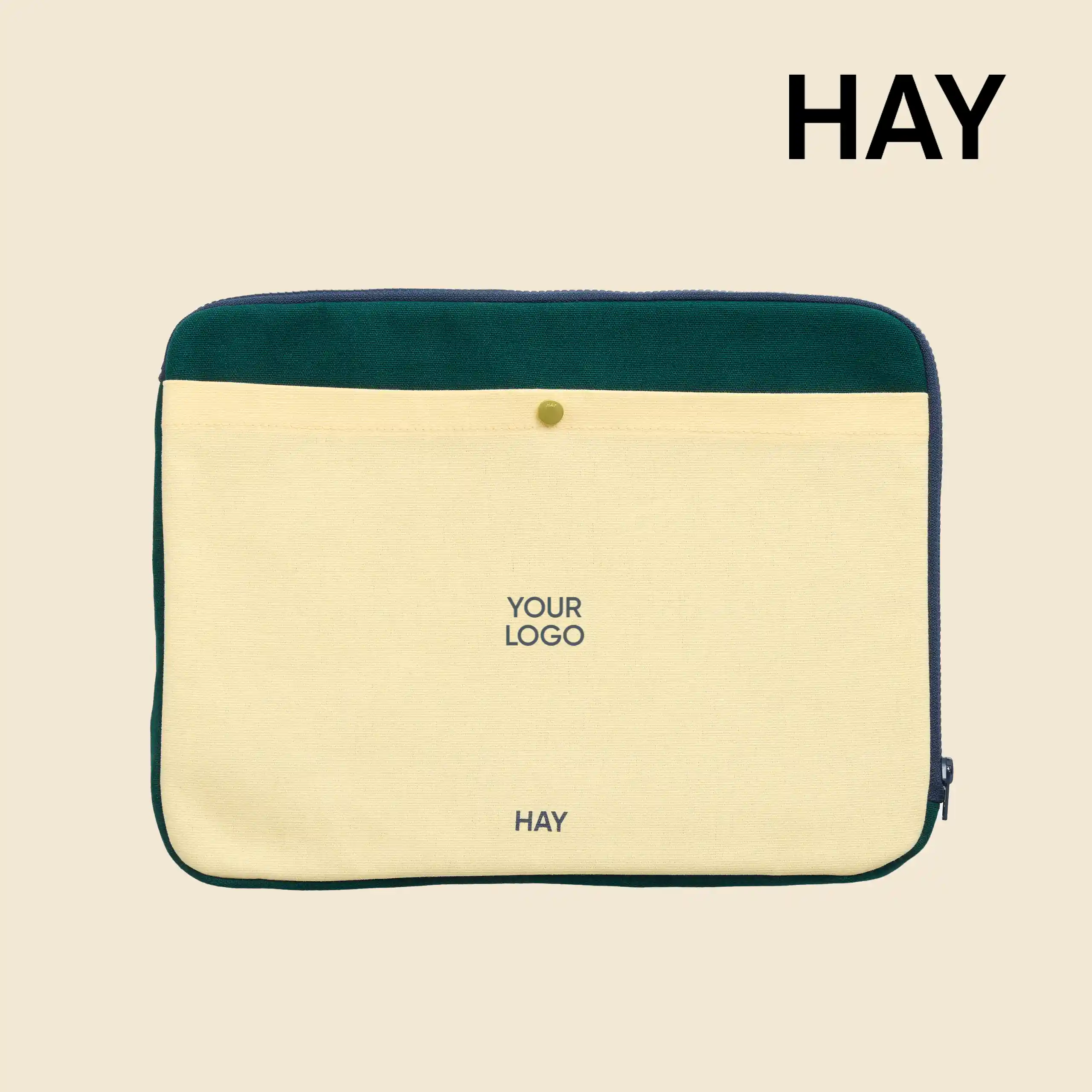 Funda de portátil de la marca HAY. Con botón dorado y cremallera. Combinado de colores amarillo y verde.