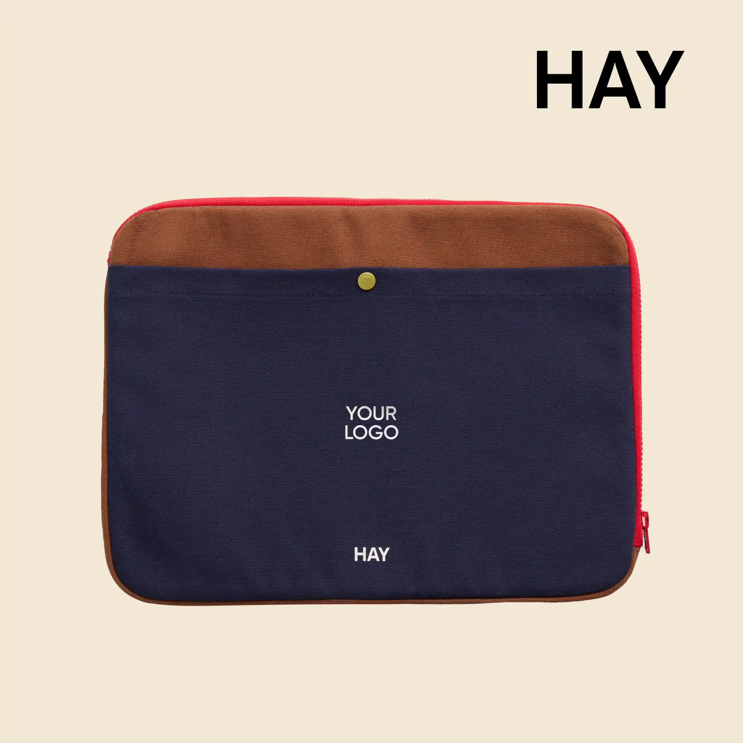 Funda de portátil de la marca HAY. Con botón dorado y cremallera. Combinado de colores azul y marrón.