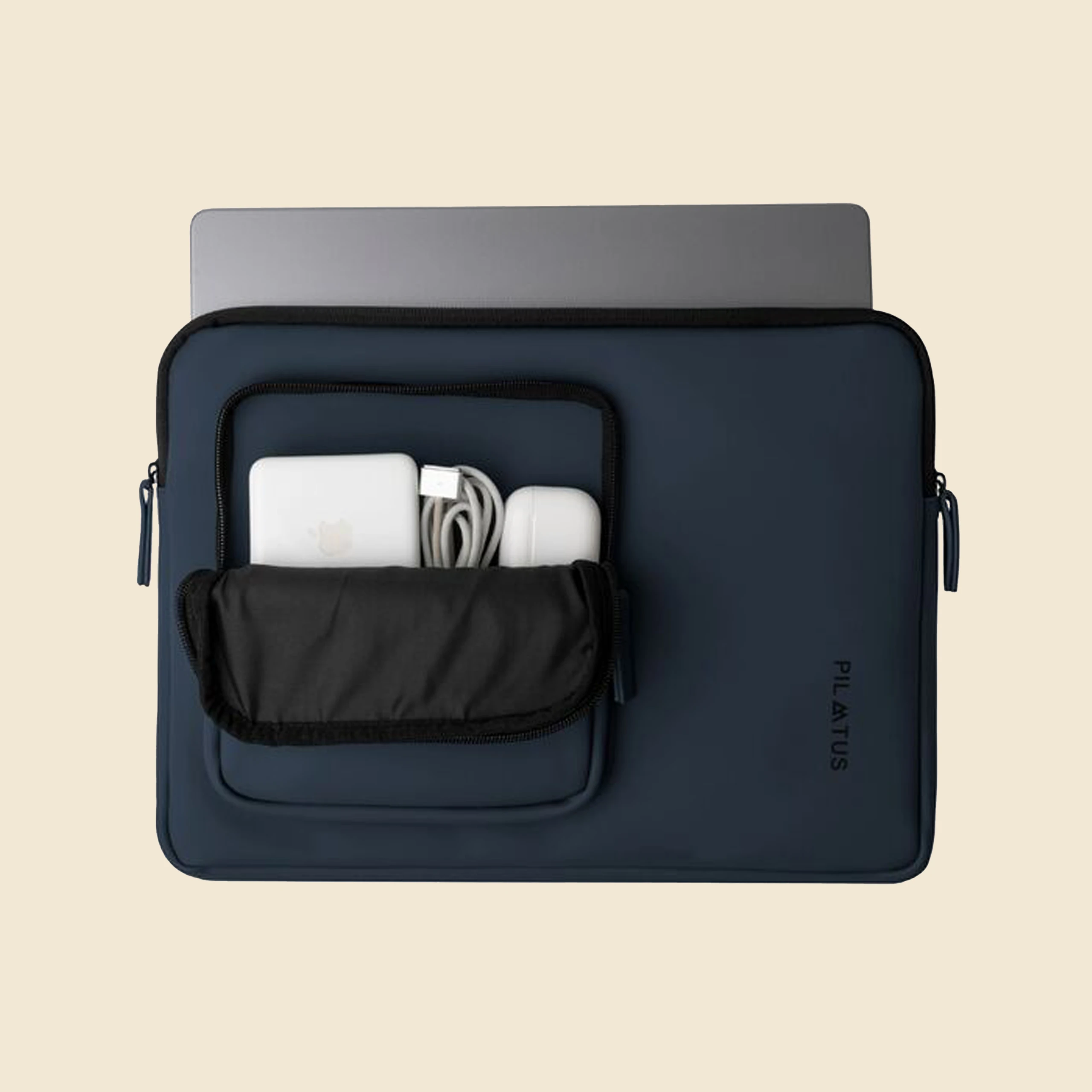 Funda de portátil - Pilatus Sleeve 16 Funda de portátil - Pilatus Sleeve de 16'' pulgadas. De color azul y con personalización a una tinta. Con bolsillo delantero con cremallera.