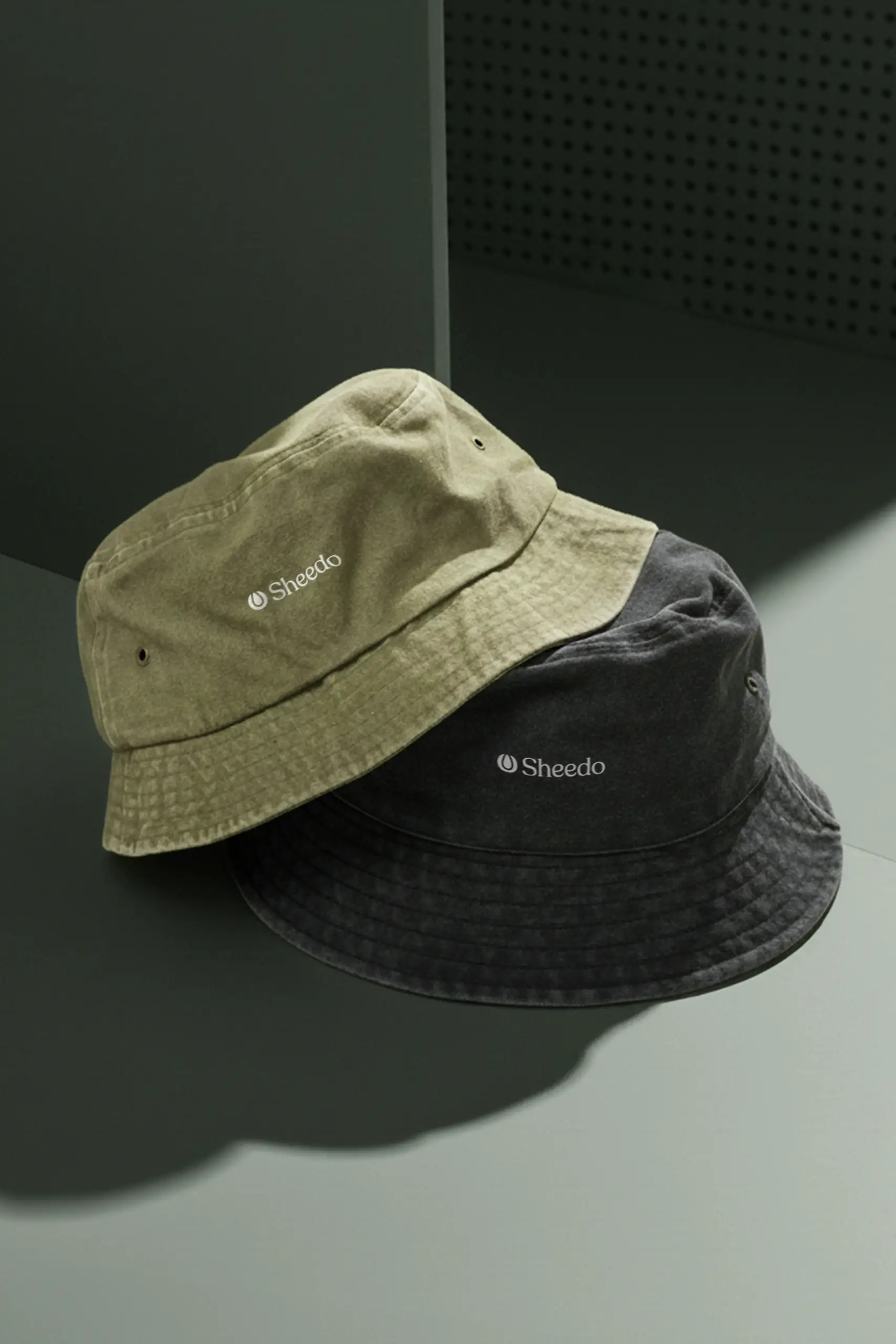 Bucket hat with logo TULUM Gorros bucket con logo , efecto desteñido. De corte Bob. Con personalización a todo color. De color verde y negro.