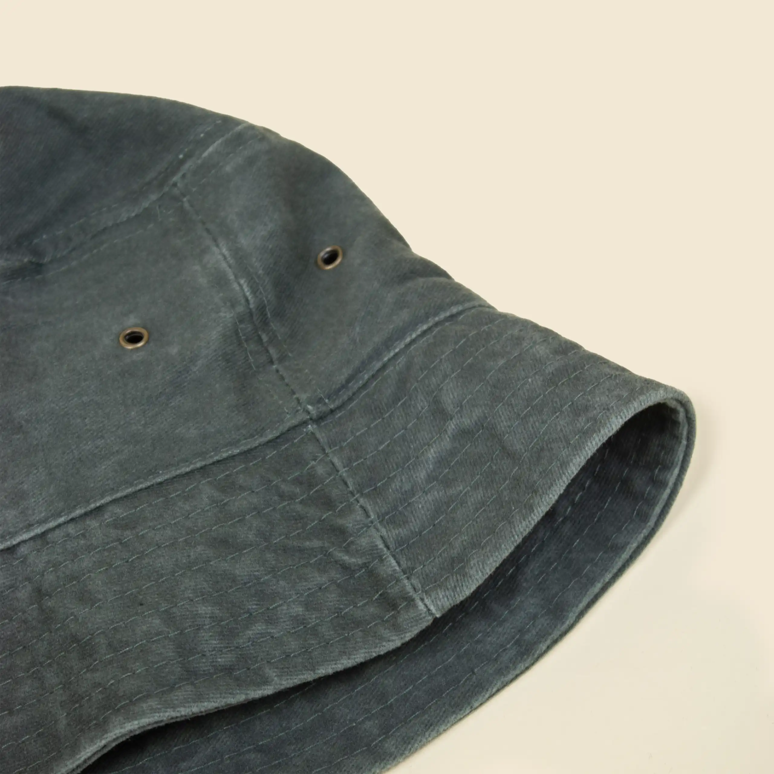 Gorro bucket con logo TULUM Gorro bucket con logo , efecto desteñido. De corte Bob. Con personalización a todo color. De color negro con dos ojales transpirables.