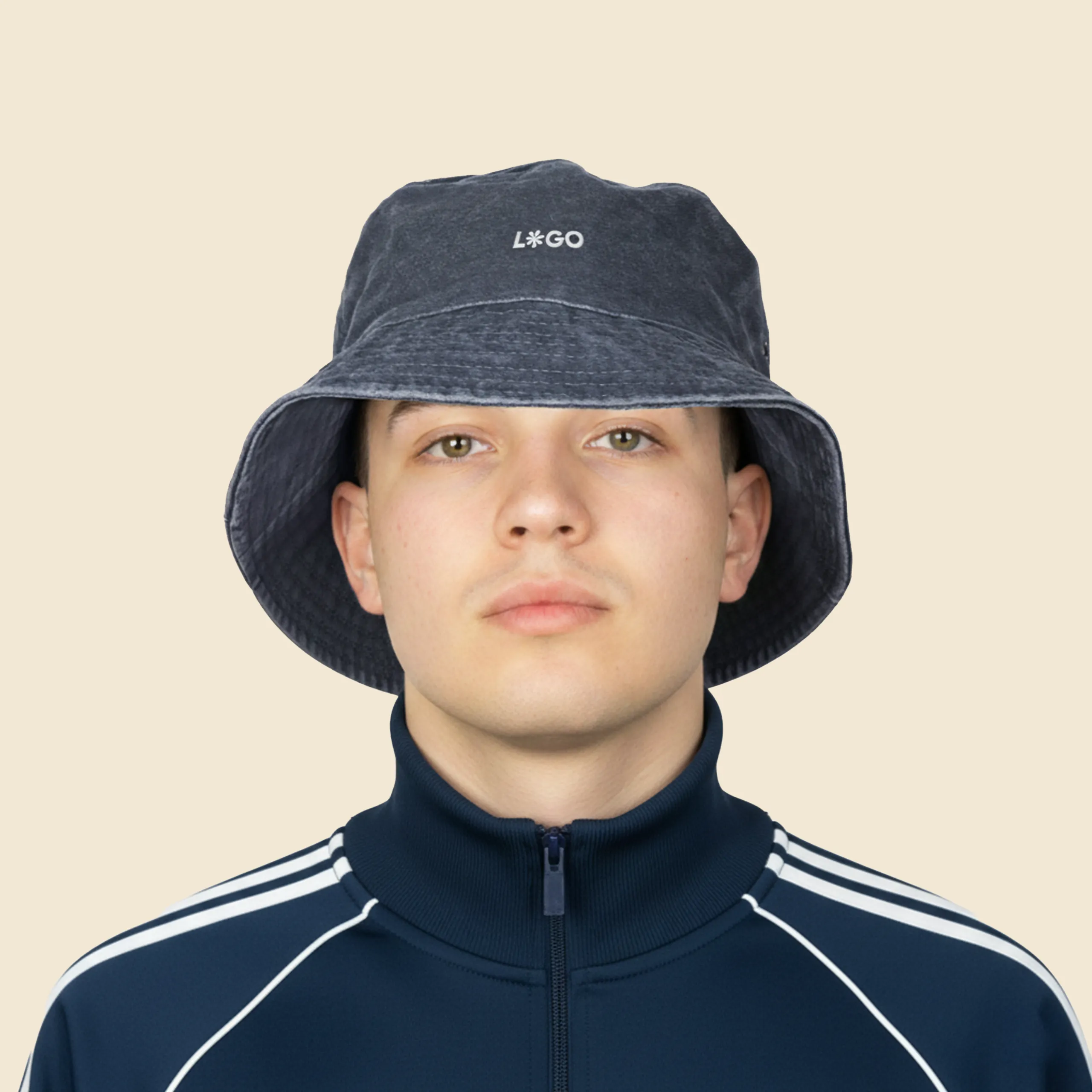 Gorro bucket con logo TULUM Chico con gorro bucket con logo , efecto desteñido. De corte Bob. Con personalización a todo color. De color azul.