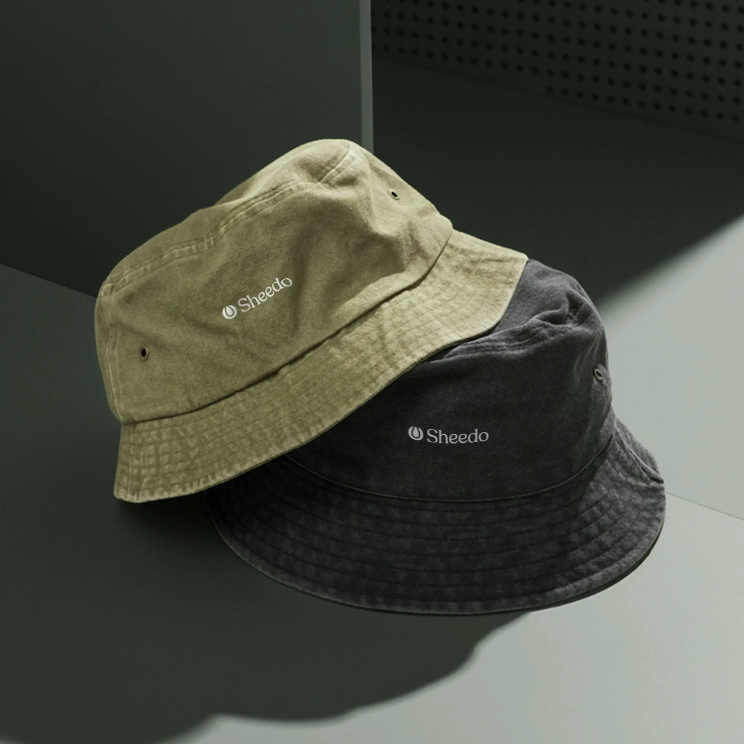 Gorro bucket con logo TULUM Gorros bucket con logo , efecto desteñido. De corte Bob. Con personalización a todo color. De color verde y negro.