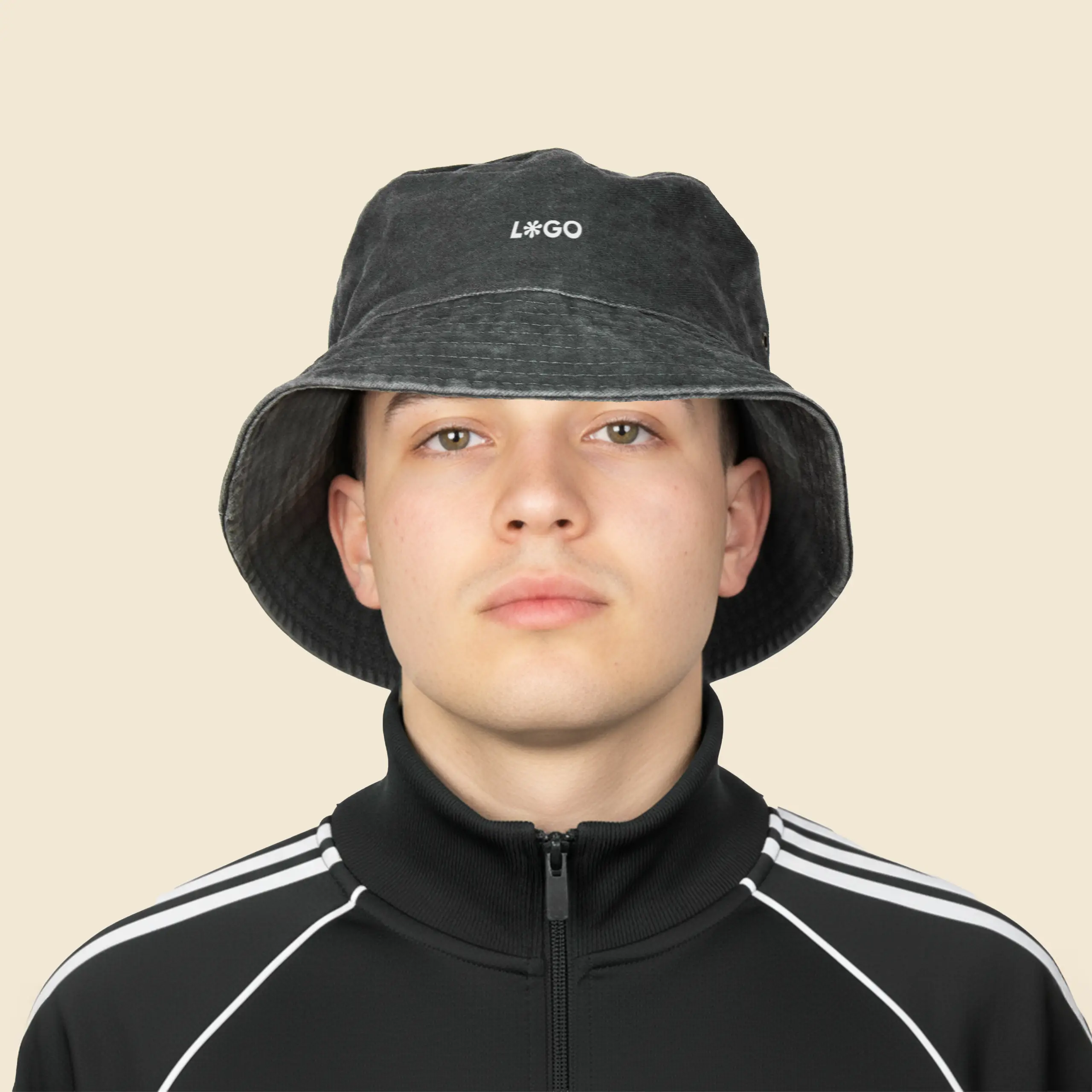 Gorro bucket con logo TULUM Chico con gorro bucket con logo , efecto desteñido. De corte Bob. Con personalización a todo color. De color negro.