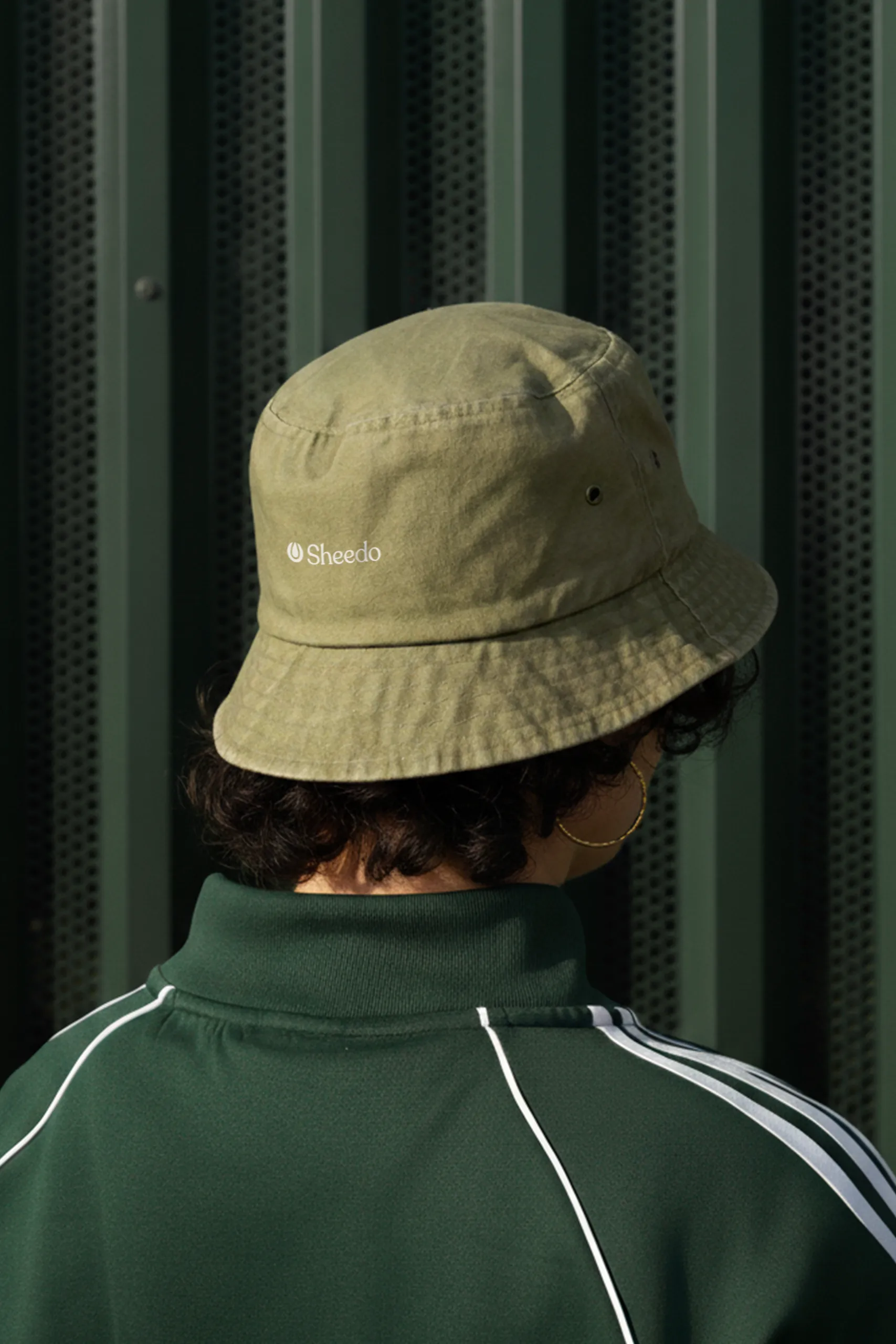 Bucket hat with logo TULUM Chica con gorro bucket con logo , efecto desteñido. De corte Bob. Con personalización a todo color. De color camel.