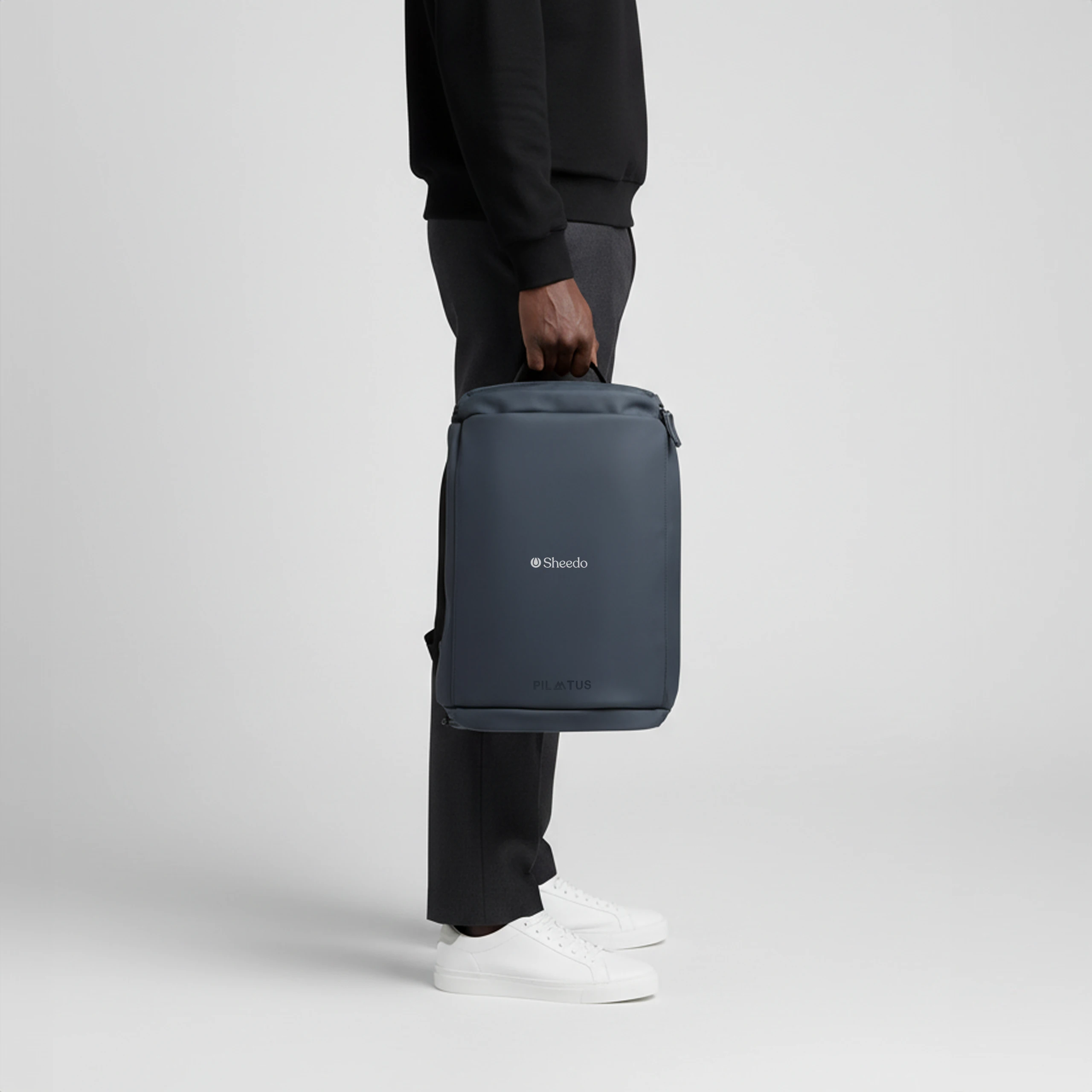 Mochila diaria - Pilatus Explore Mochila de diario de la marca Pilatus , de color azul marino y con personalización a 1 tinta. Sujeta por una persona.