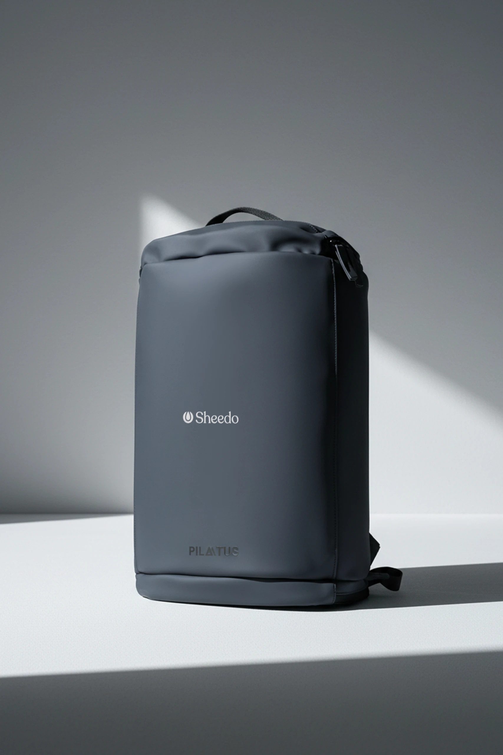 Mochila de diario de la marca Pilatus , de color azul marino y con personalización a 1 tinta. Iluminada con luz natural.