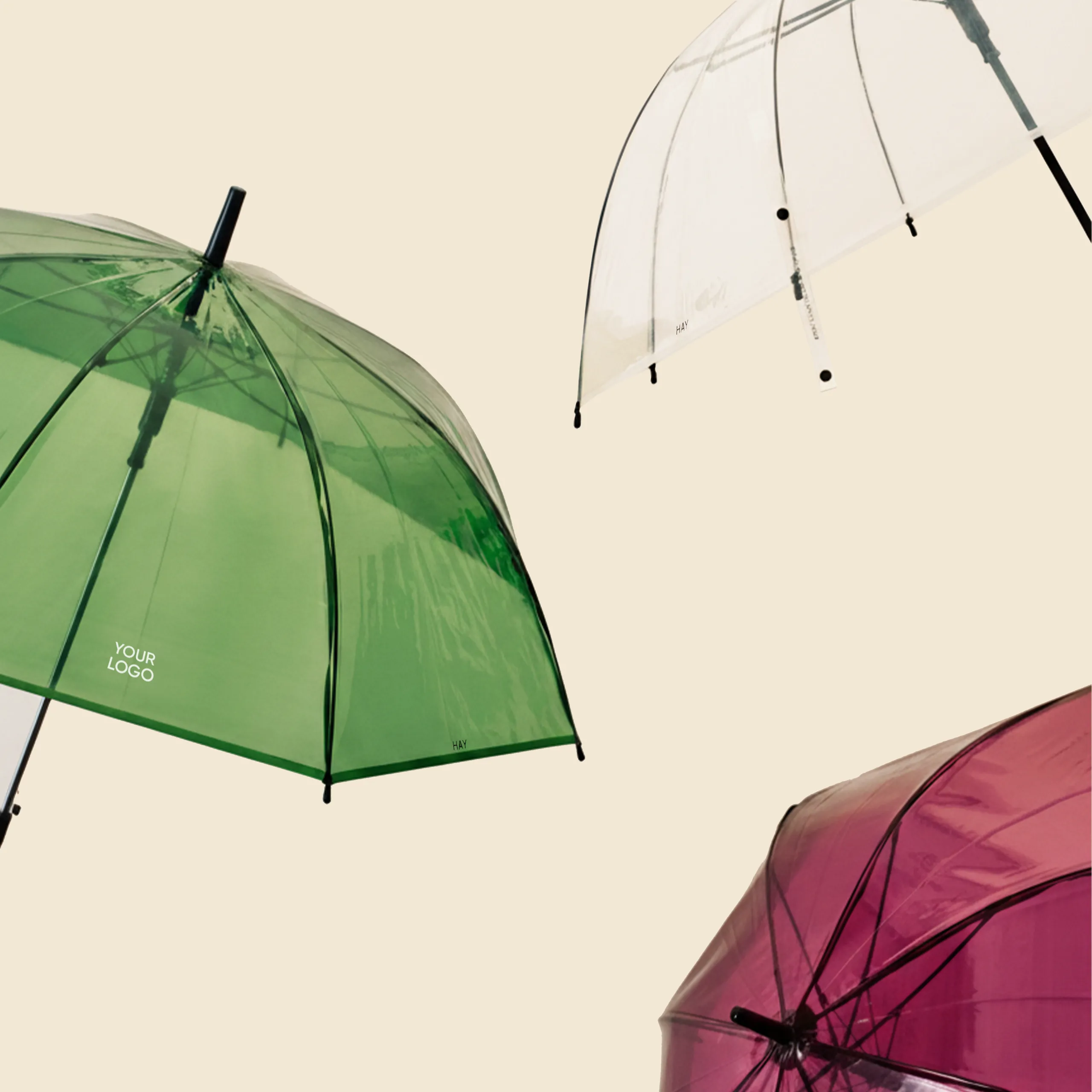 Paraguas de diseño púrpura , verde y blanco transparente de la marca HAY. Con varillas de fibra de vidrio y mango curvado.