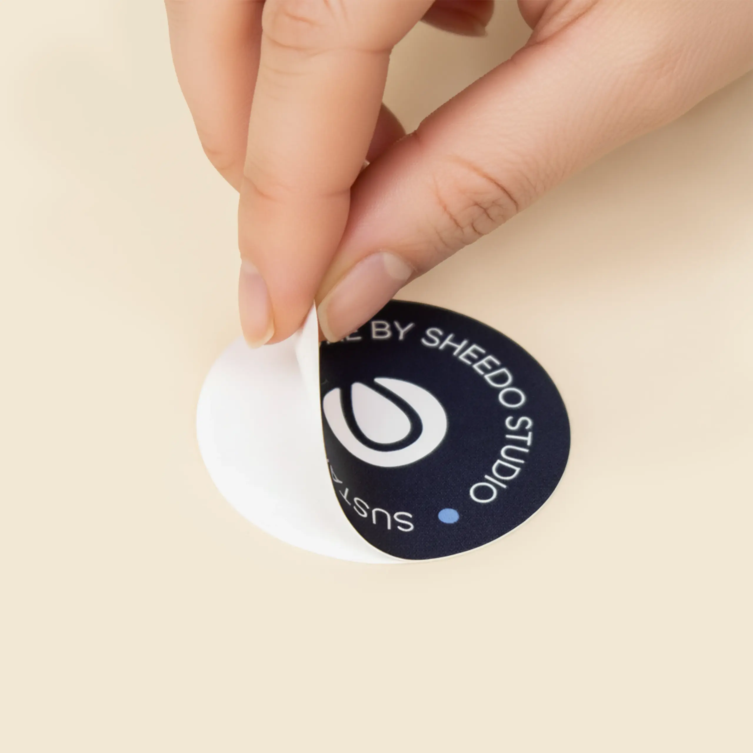 Pegatinas troqueladas de tamaño 5 x 5 cm. Personalizable a todo color y forma. De forma redondeada.