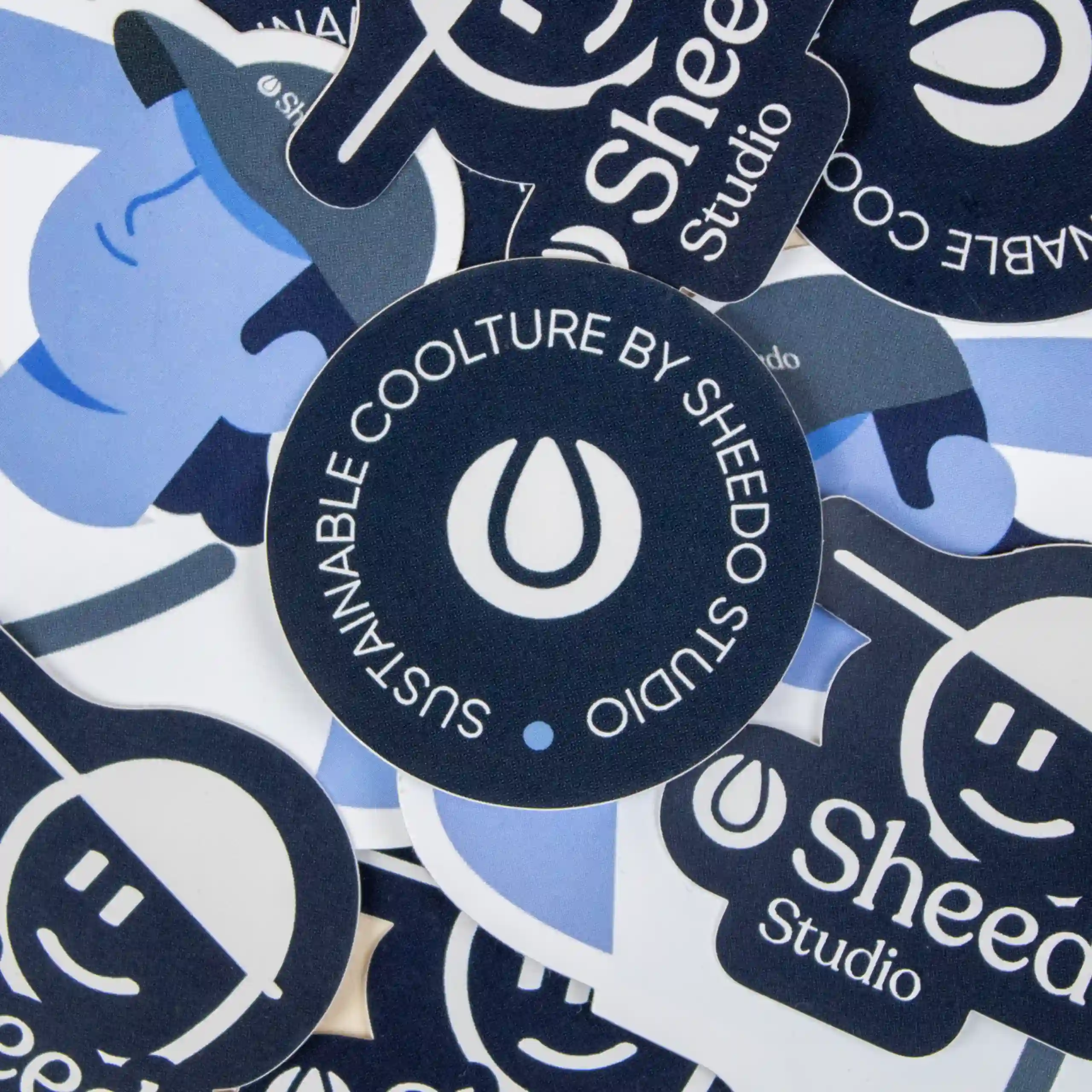 Conjunto de pegatinas troqueladas de tamaño 5 x 5 cm y 10 x 10 cm. Personalizables a todo color y forma.