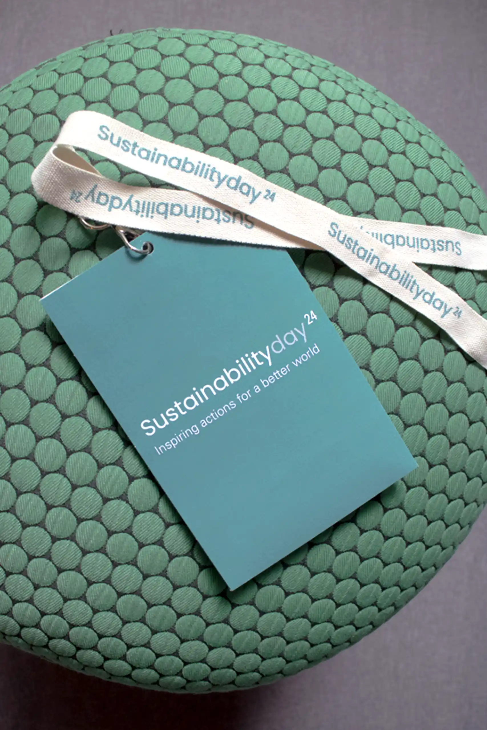 Funda de acreditación y lanyard de algodón personalizados para el evento Sustainability Day de Custommedia