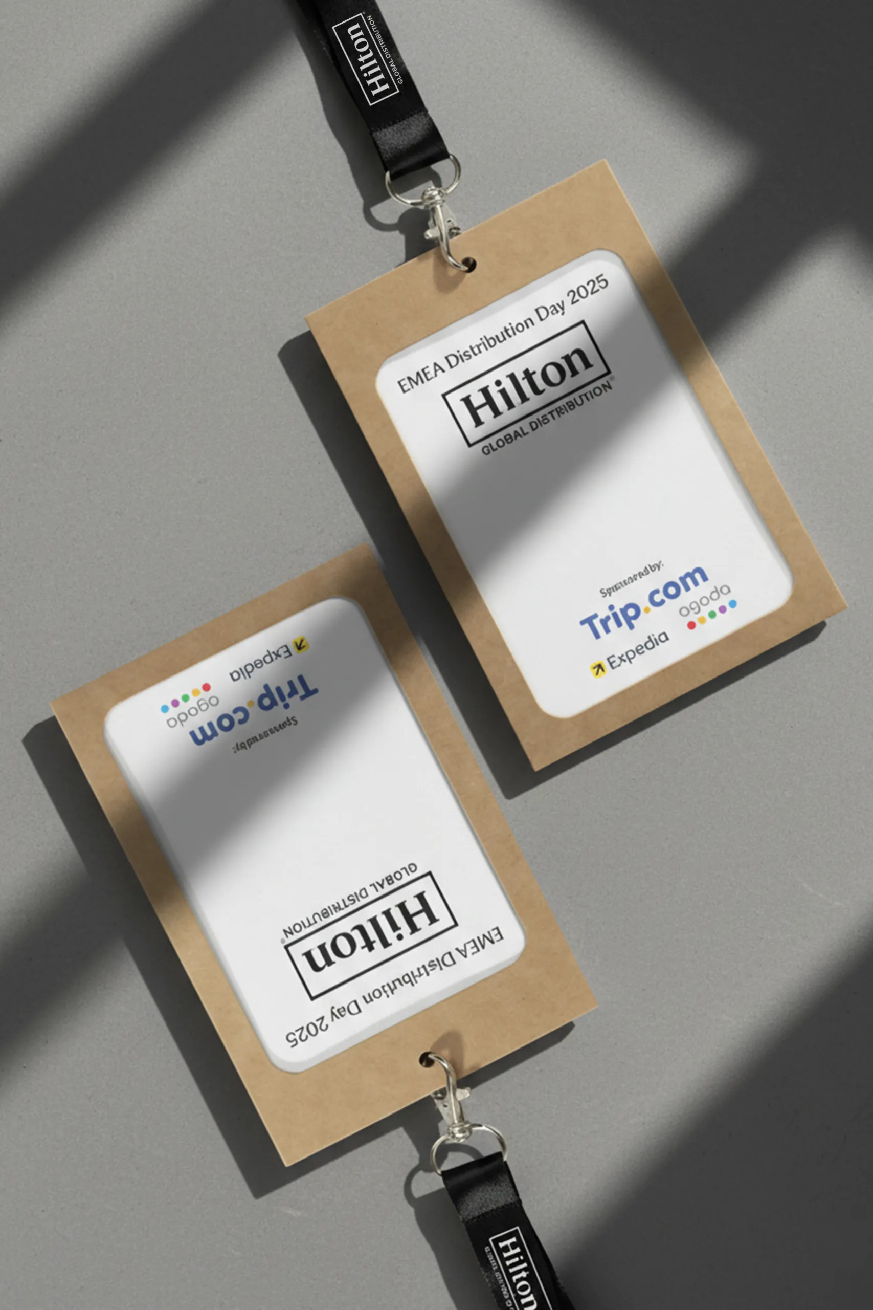 Dos acreditaciones personalizadas para la marca Hilton, con funda protectora en kraft y lanyard negro