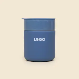Vaso de cerámica azul personalizado con la palabra 'logo' en blanco
