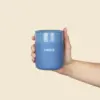 Vaso de cerámica ARCHI Mano mostrando un vaso de cerámica azul personalizado con la palabra 'logo' en blanco