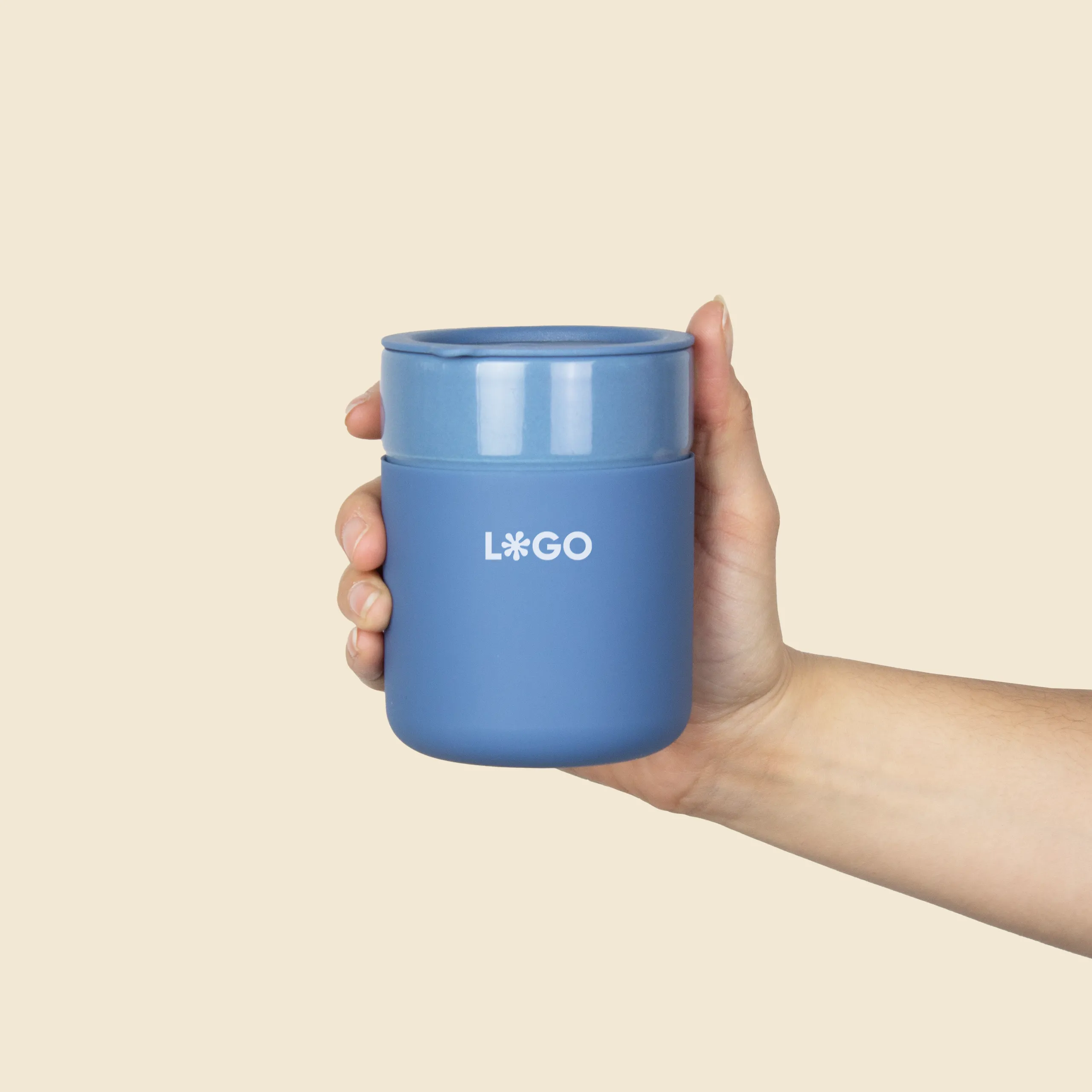 Vaso de cerámica ARCHI Mano mostrando un vaso de cerámica azul personalizado con la palabra 'logo' en blanco