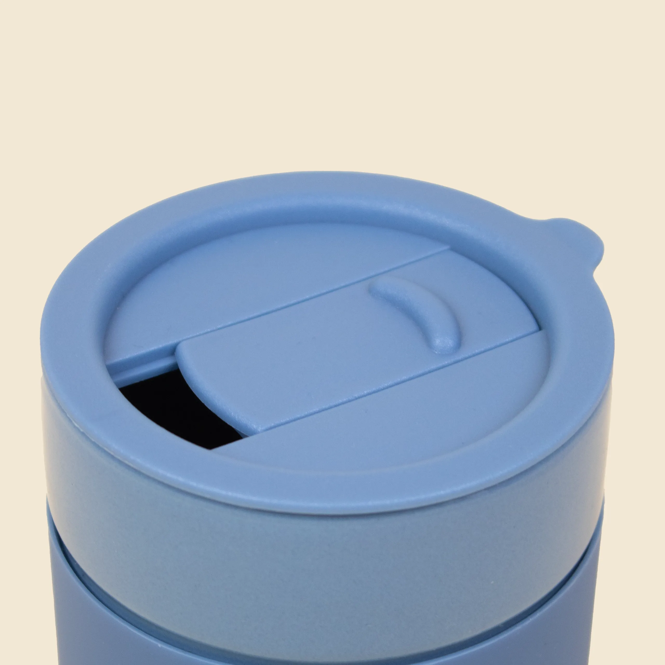 Vaso de cerámica ARCHI Detalle de la tapa de un vaso de cerámica azul personalizado