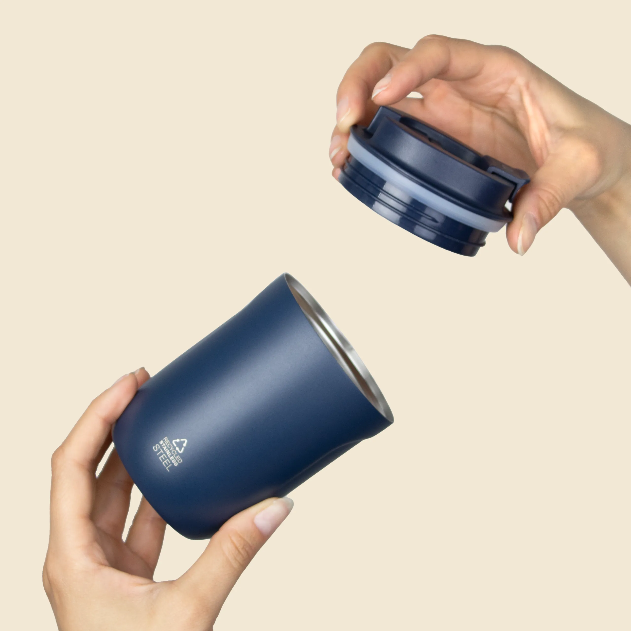 Dos manos abriendo un vaso térmico azul personalizado