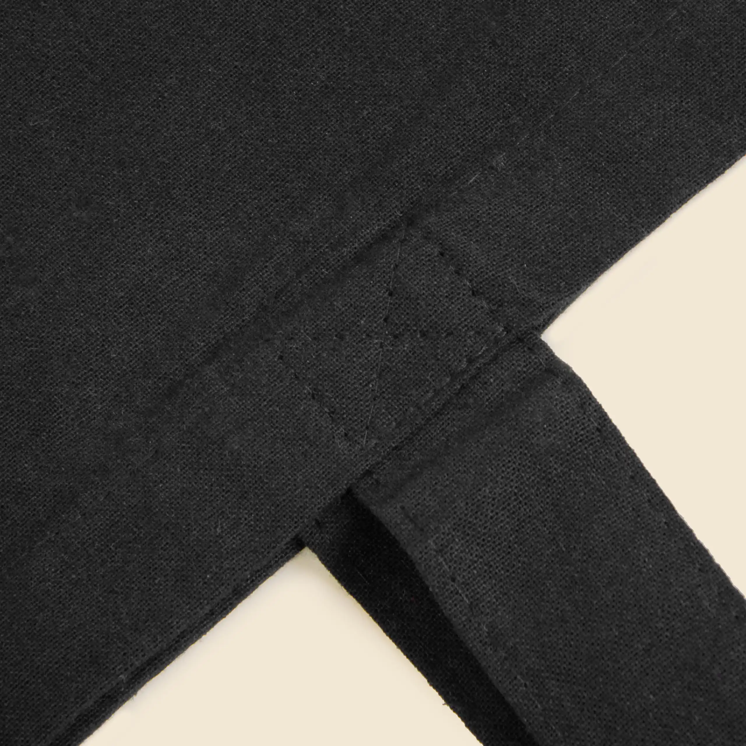 Costuras del asa de la bolsa negra de algodón reciclado.