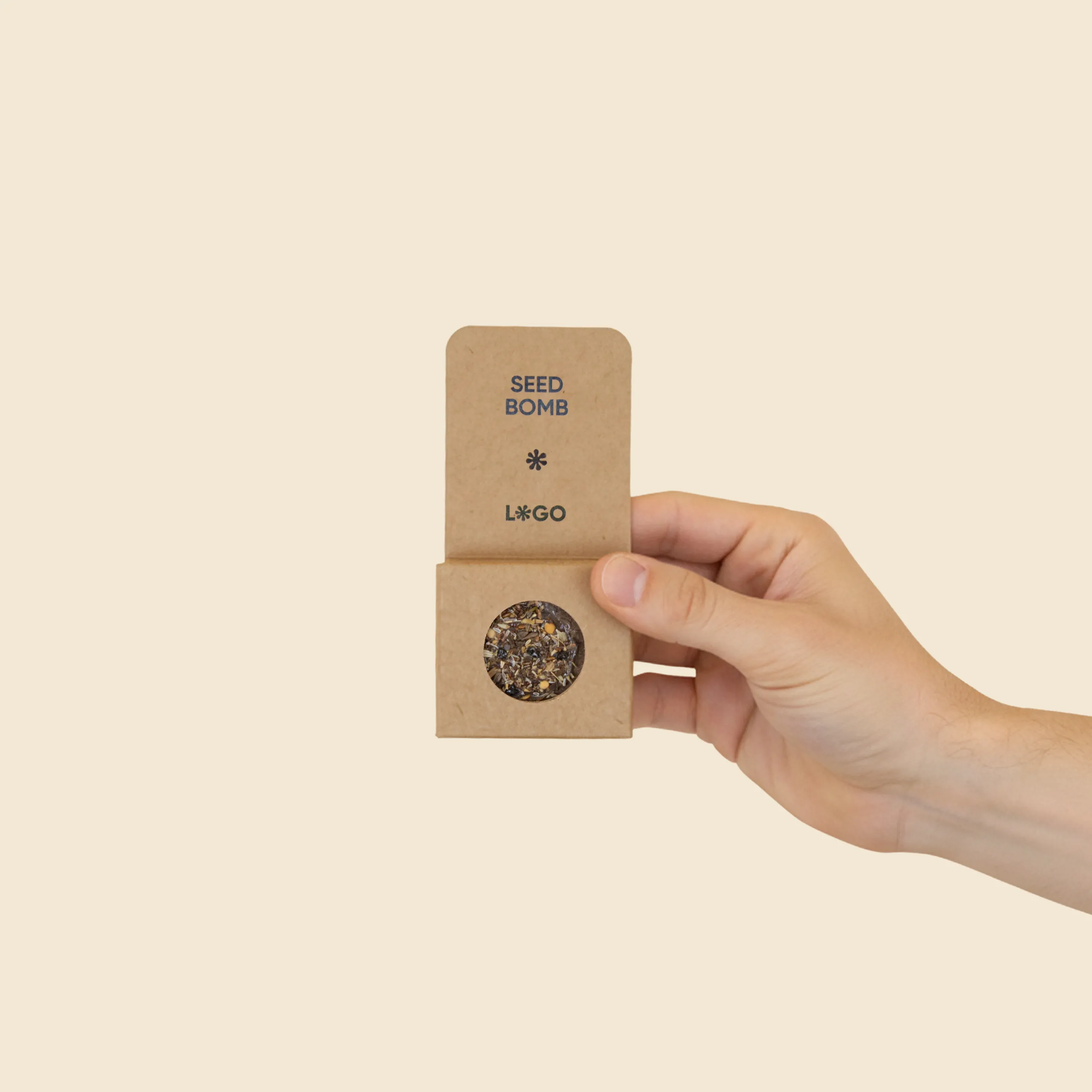Mano mostrando una bomba de semillas plantable en un packaging de cartón kraft personalizado