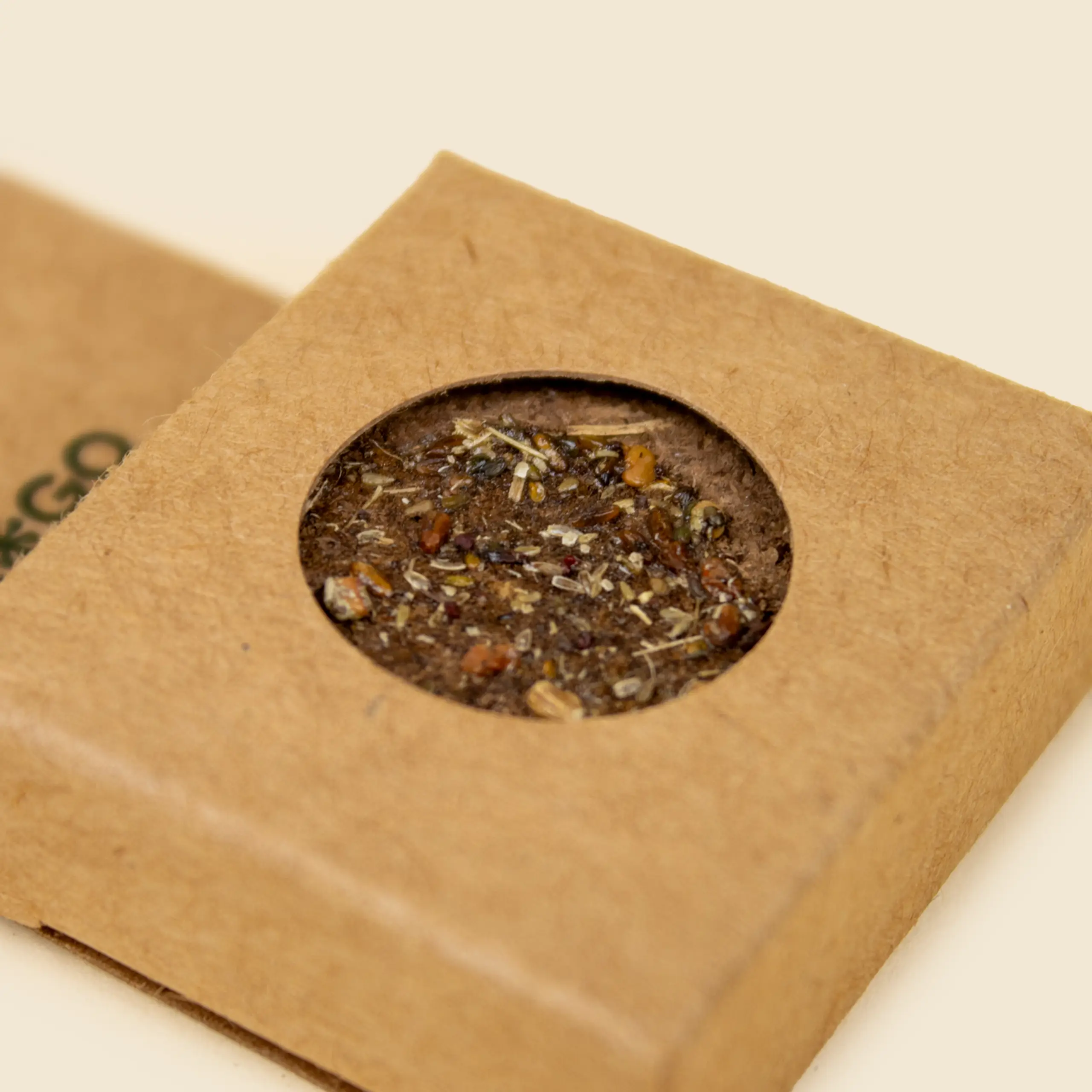 Bomba de semillas plantable en un packaging de cartón kraft personalizado