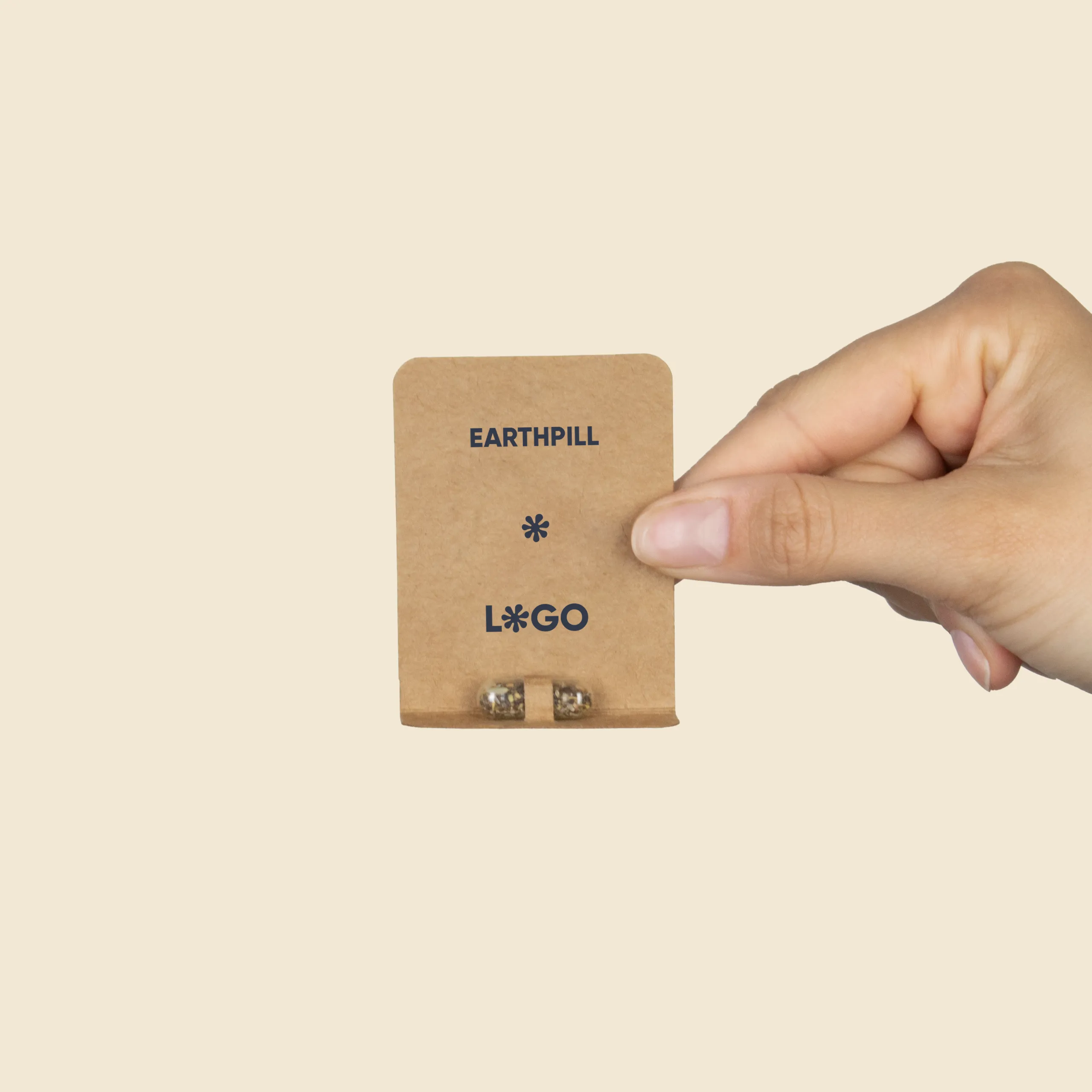 Mano sujetando una cápsula biodegradable con semillas en su interior con packaging de cartón kraft personalizado