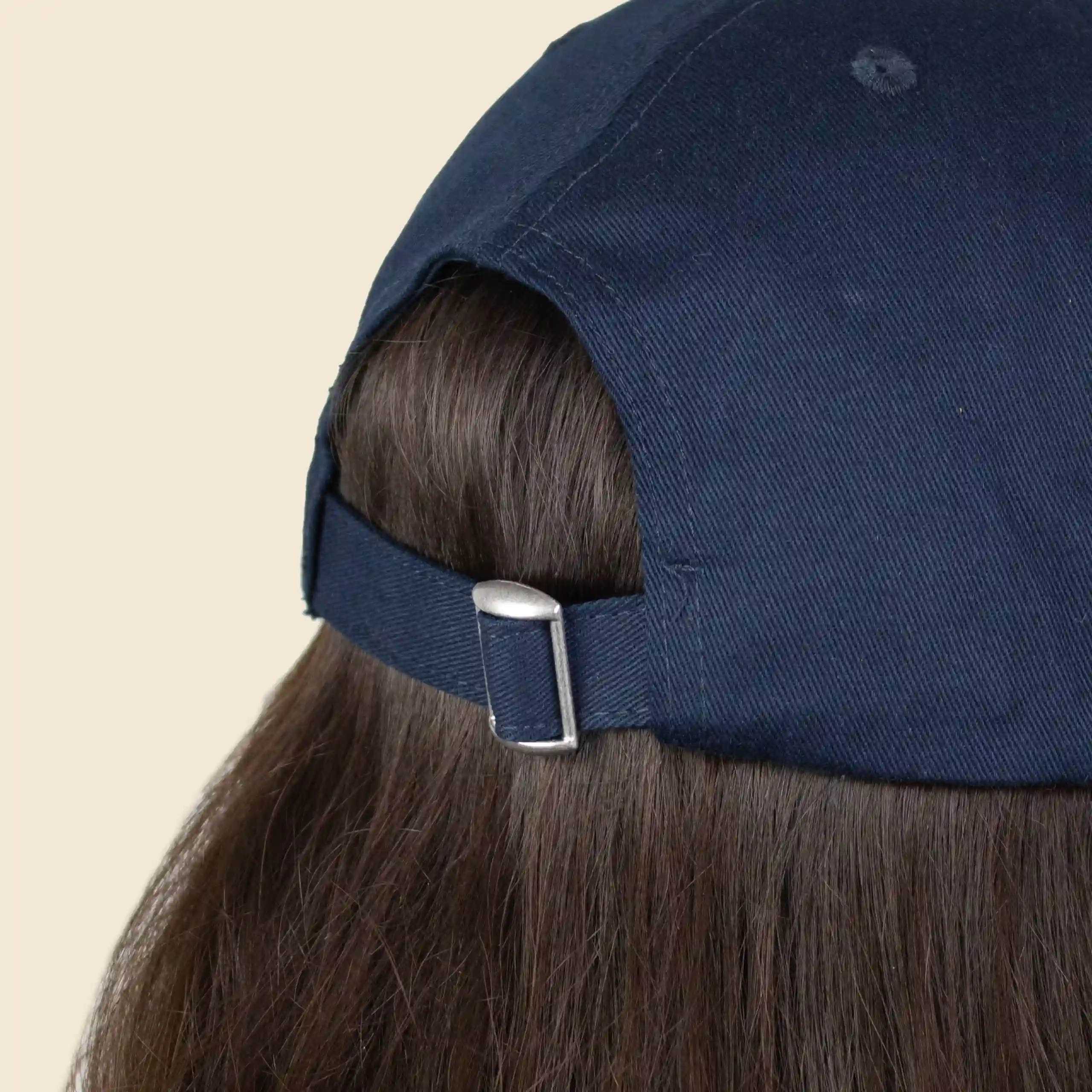 Gorra ecológica algodón orgánico GORKA Vista trasera de una gorra ecológica de algodón de color azul marino puesta sobre una cabeza con pelo largo