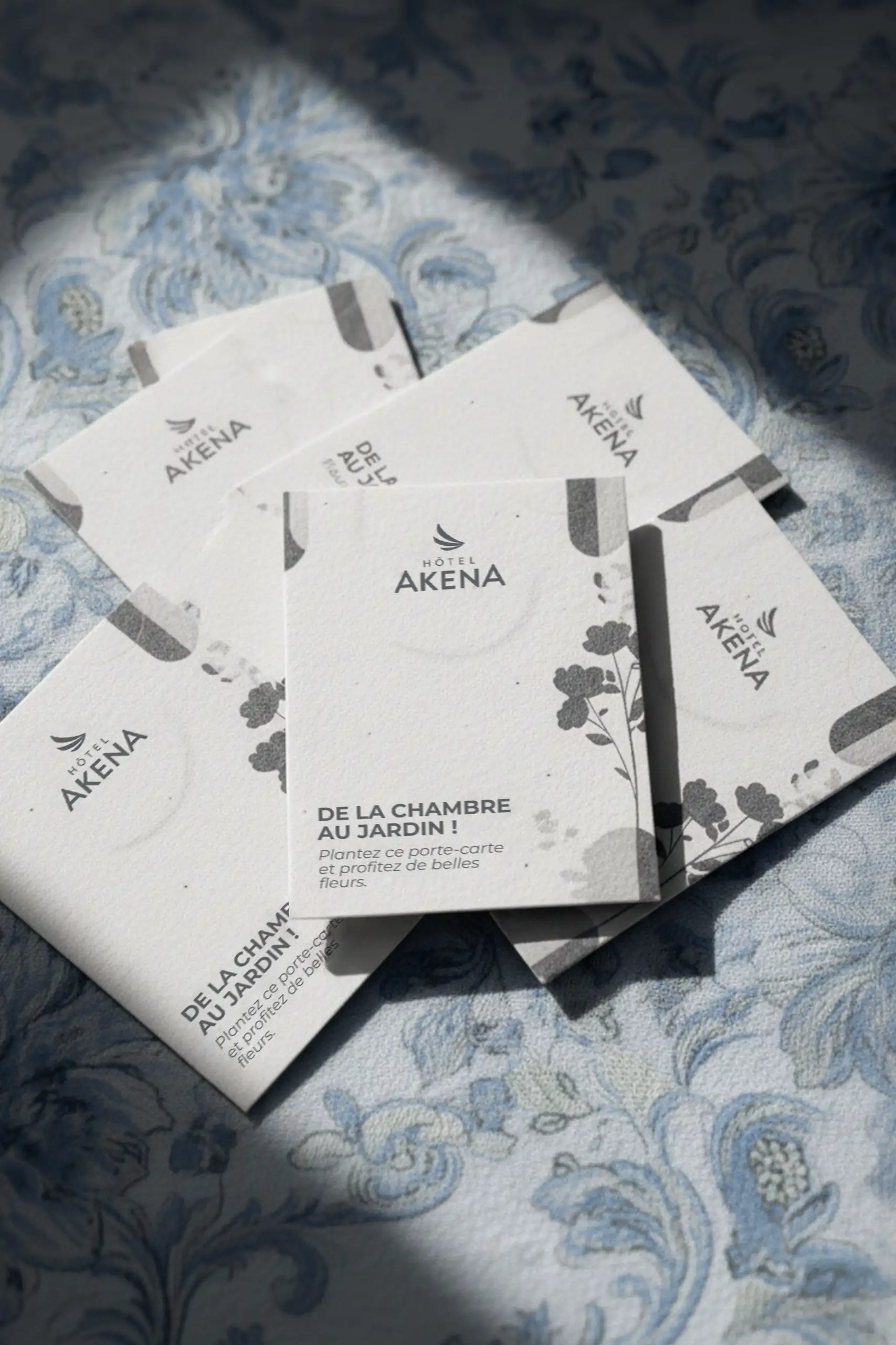 Varios porta llaves de hotel de papel personalizados para el HOTEL AKENA