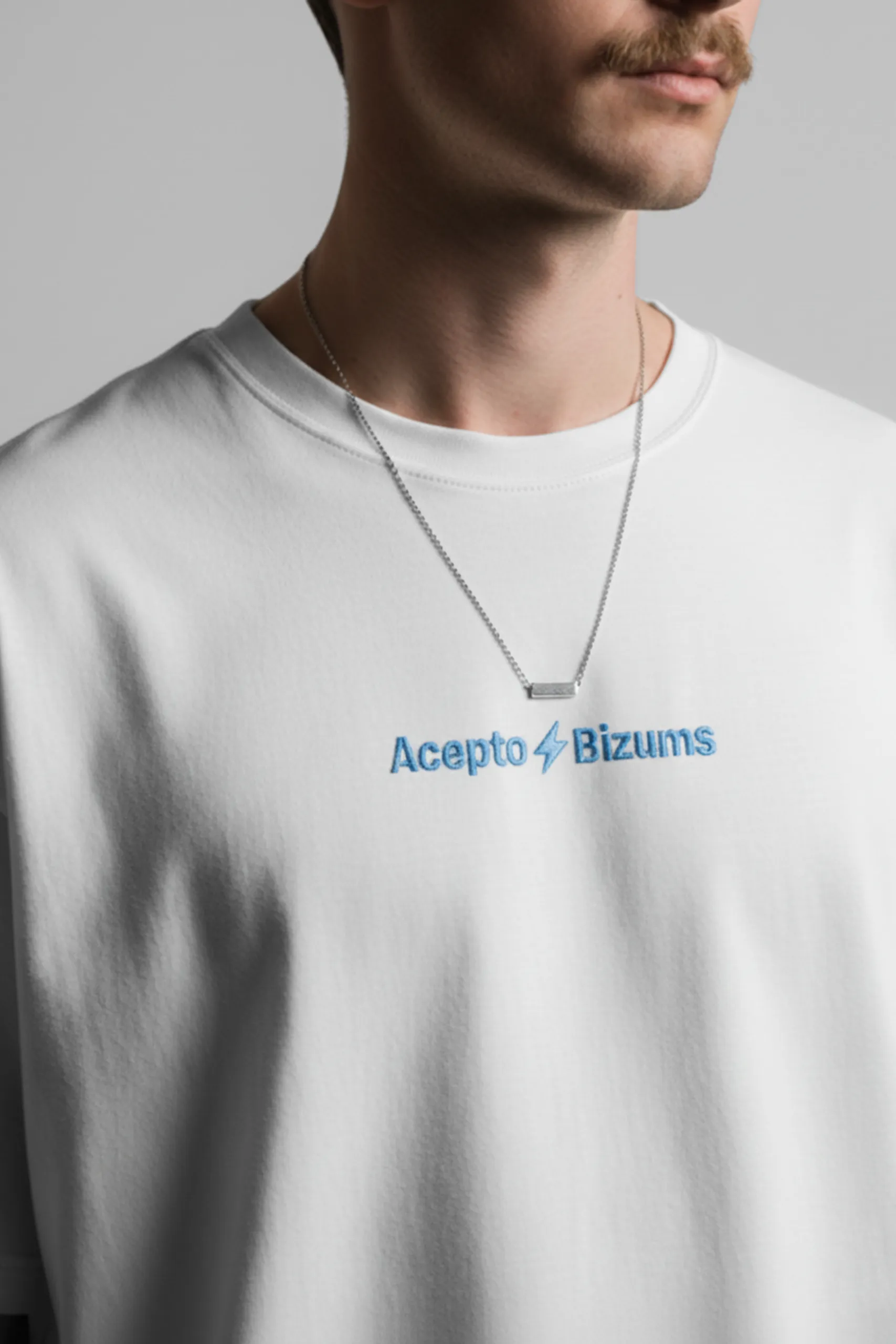 Chico llevando una camiseta de algodón blanca personalizada con el logo de la marca BIZUM