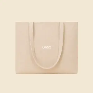 Bolsa de algodón reciclado personalizada con logo en un fondo beige
