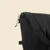 Detalle de cremallera de una bolsa de viaje negra personalizada