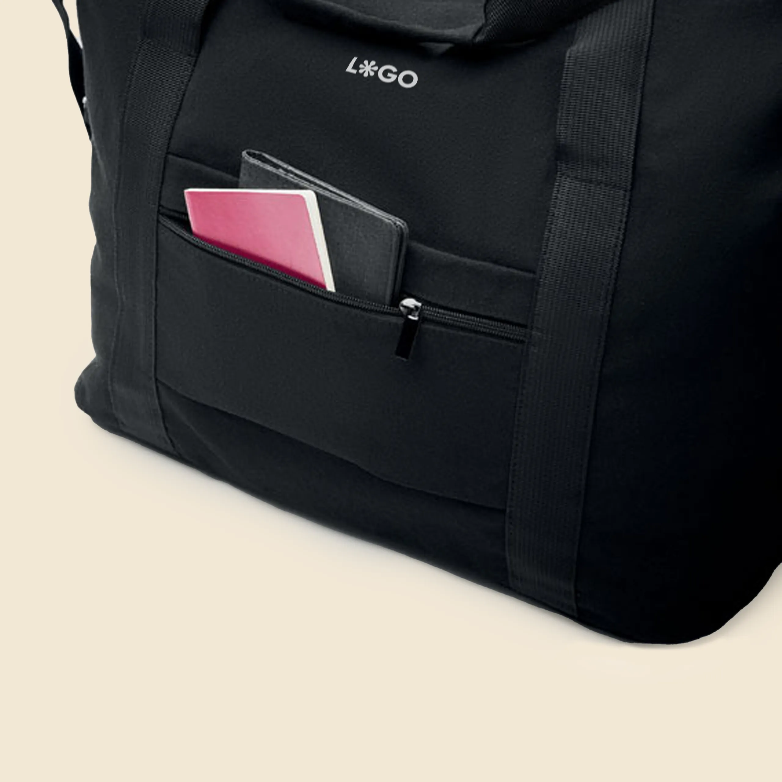 Detalle de un bolsillo exterior de una bolsa de viaje negra personalizada con la palabra 'logo' en blanco