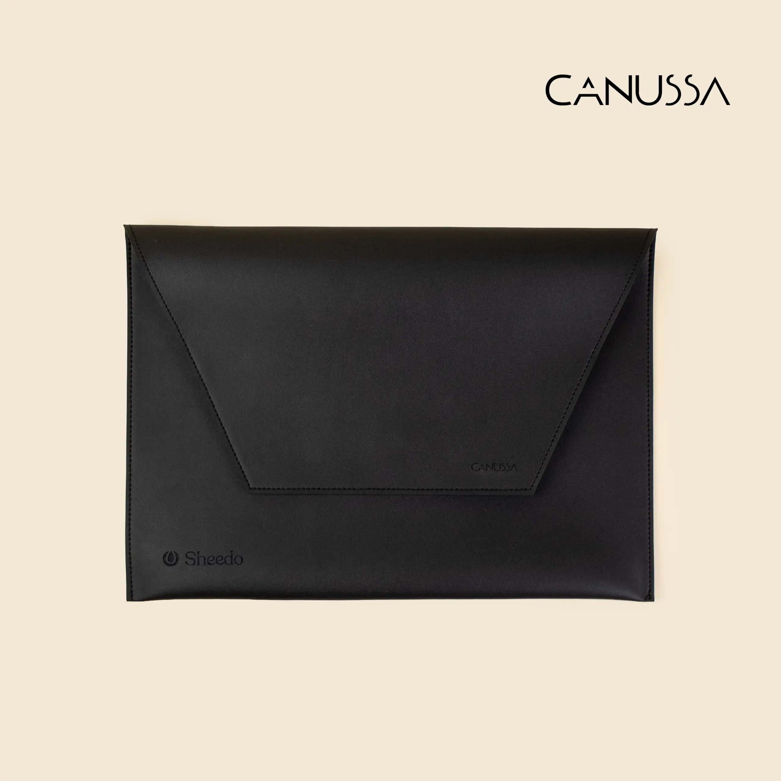 Funda de portátil fabricada de residuo de maíz . De color negro y con personalización en grabado láser.