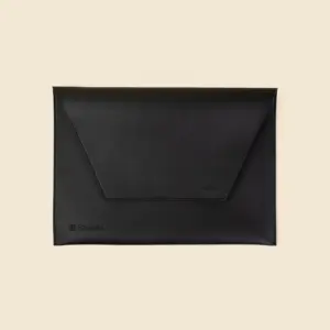 Funda de portátil fabricada de residuo de maíz . De color negro y con personalización en grabado láser.