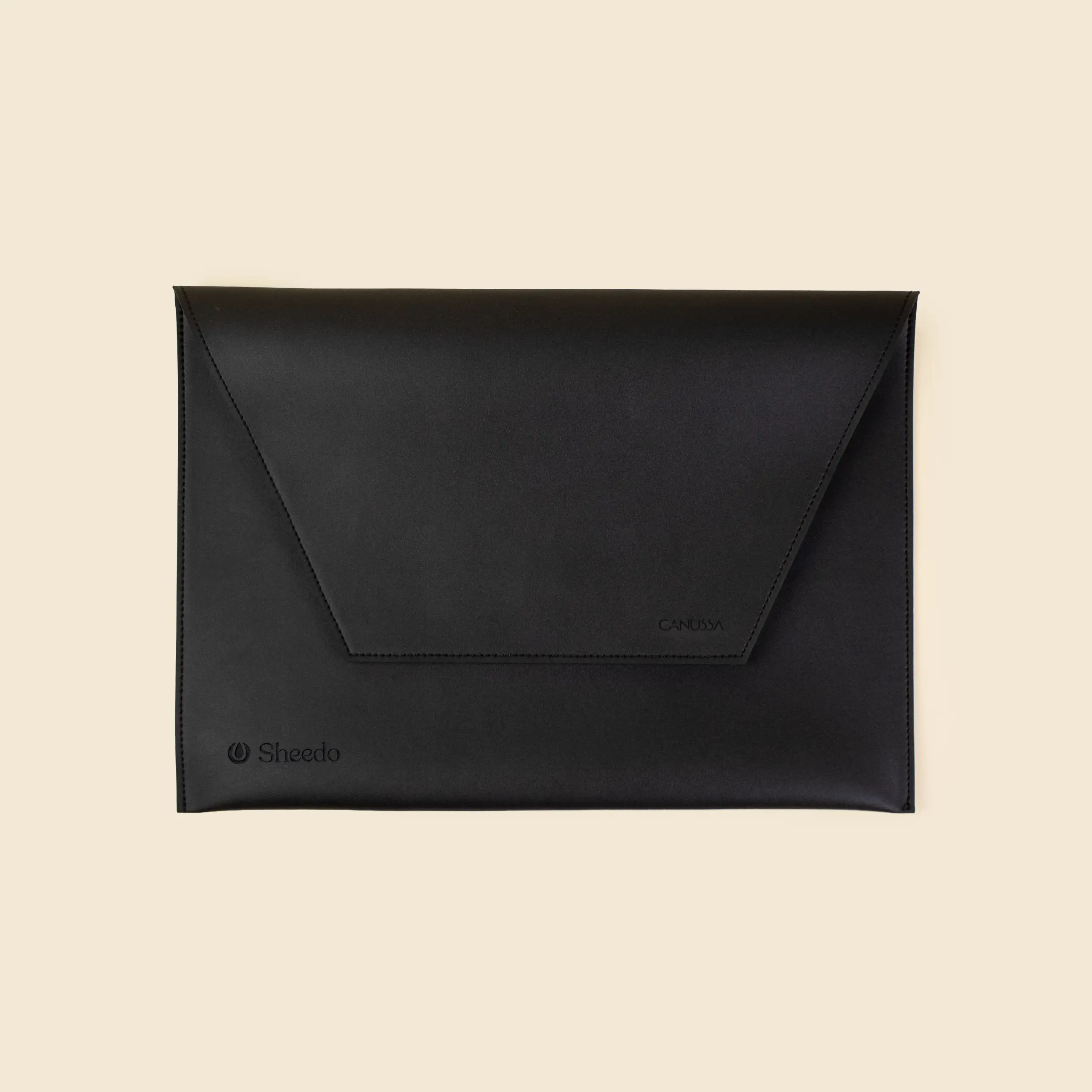 Funda de portátil fabricada de residuo de maíz . De color negro y con personalización en grabado láser.