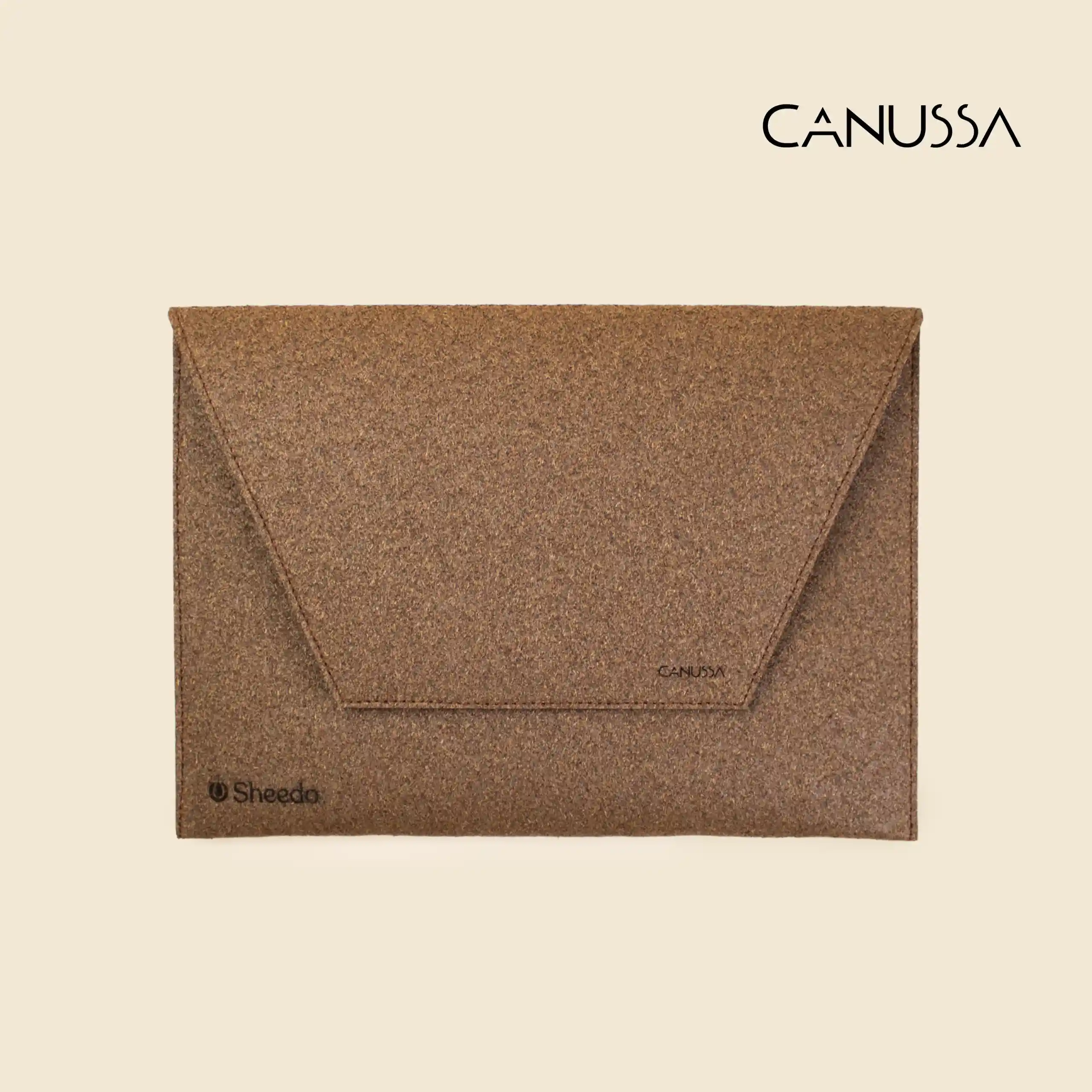 Funda de portátil de residuos de palmera grabada a láser y cierre de imán.