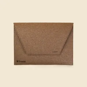 Funda de portátil de residuos de palmera grabada a láser y cierre de imán.