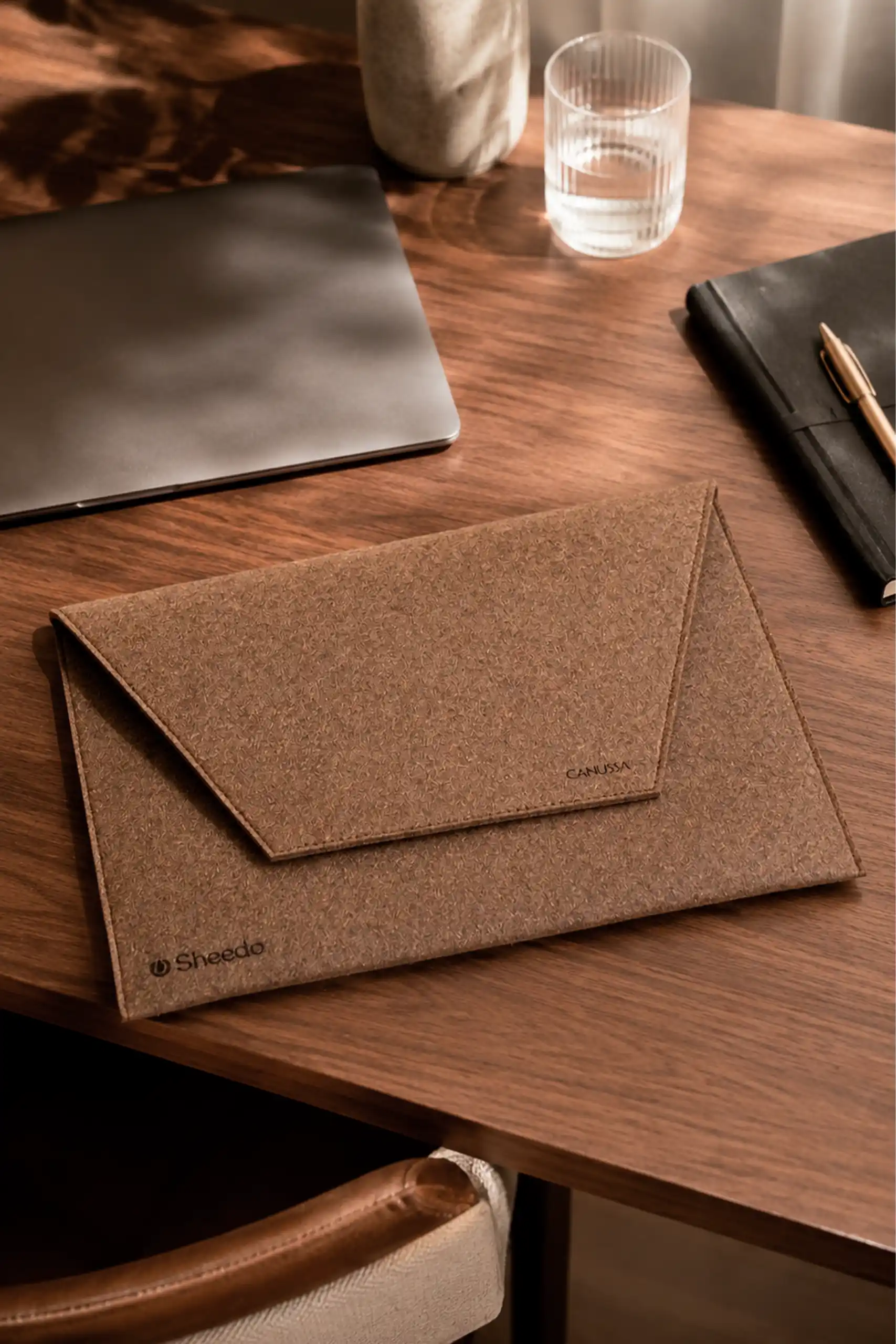 Funda portátil residuo palmera CANUSSA PALM Funda de portátil de residuos de palmera grabada a láser. En una mesa de oficina.